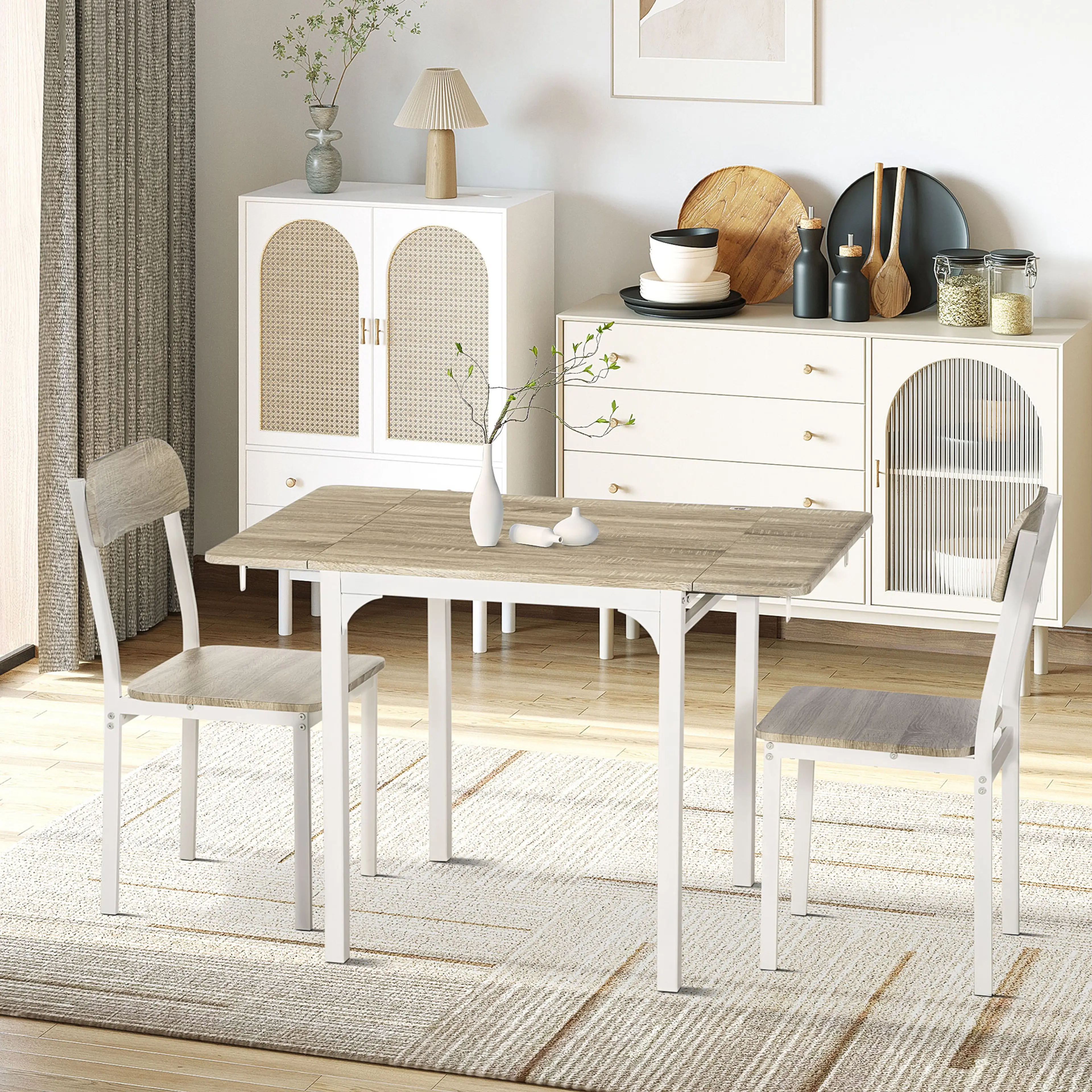 Klaffbordet uppfällt i ett matrum med två stolar och en sideboard i bakgrunden