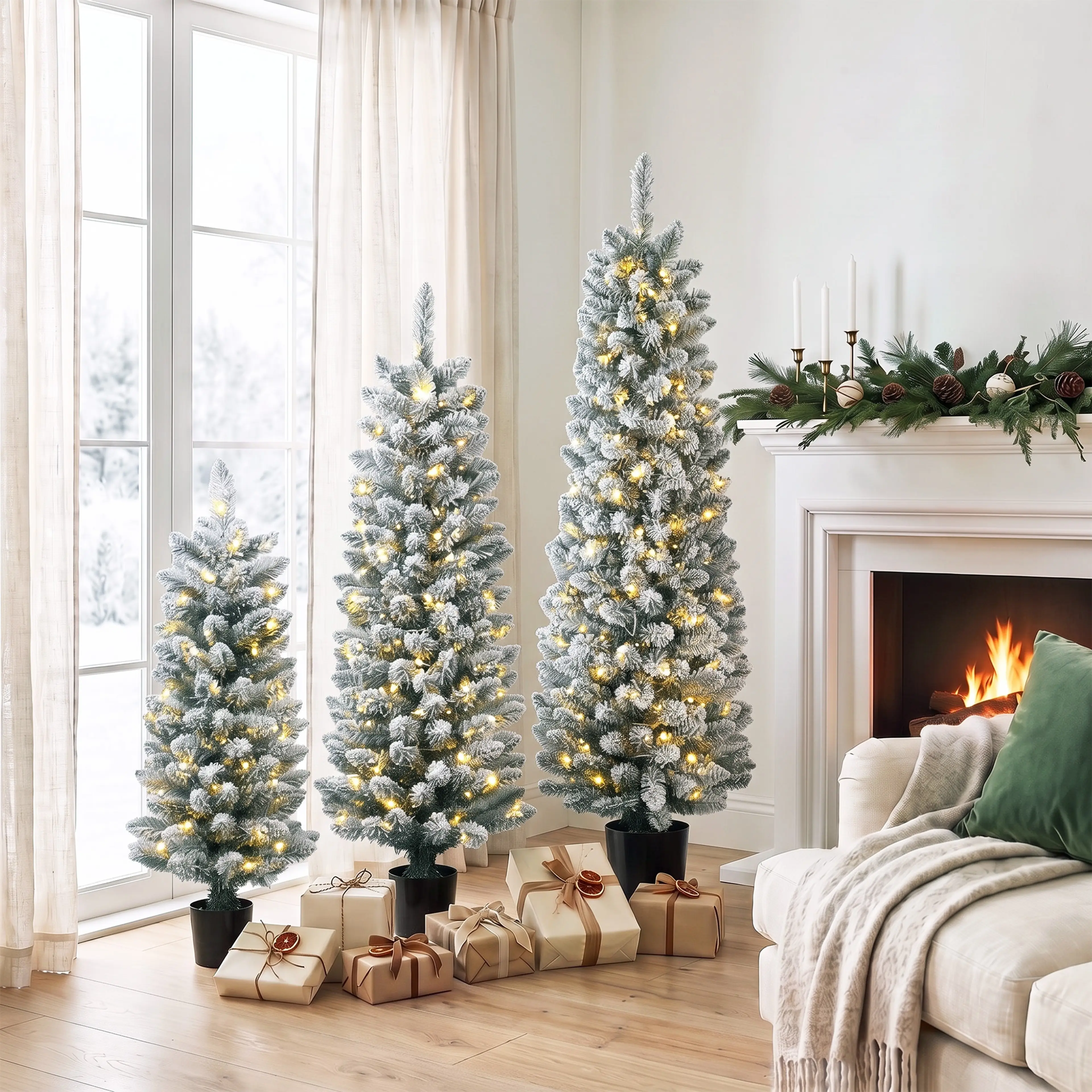 De tre granarna bredvid en öppen spis och julklappar