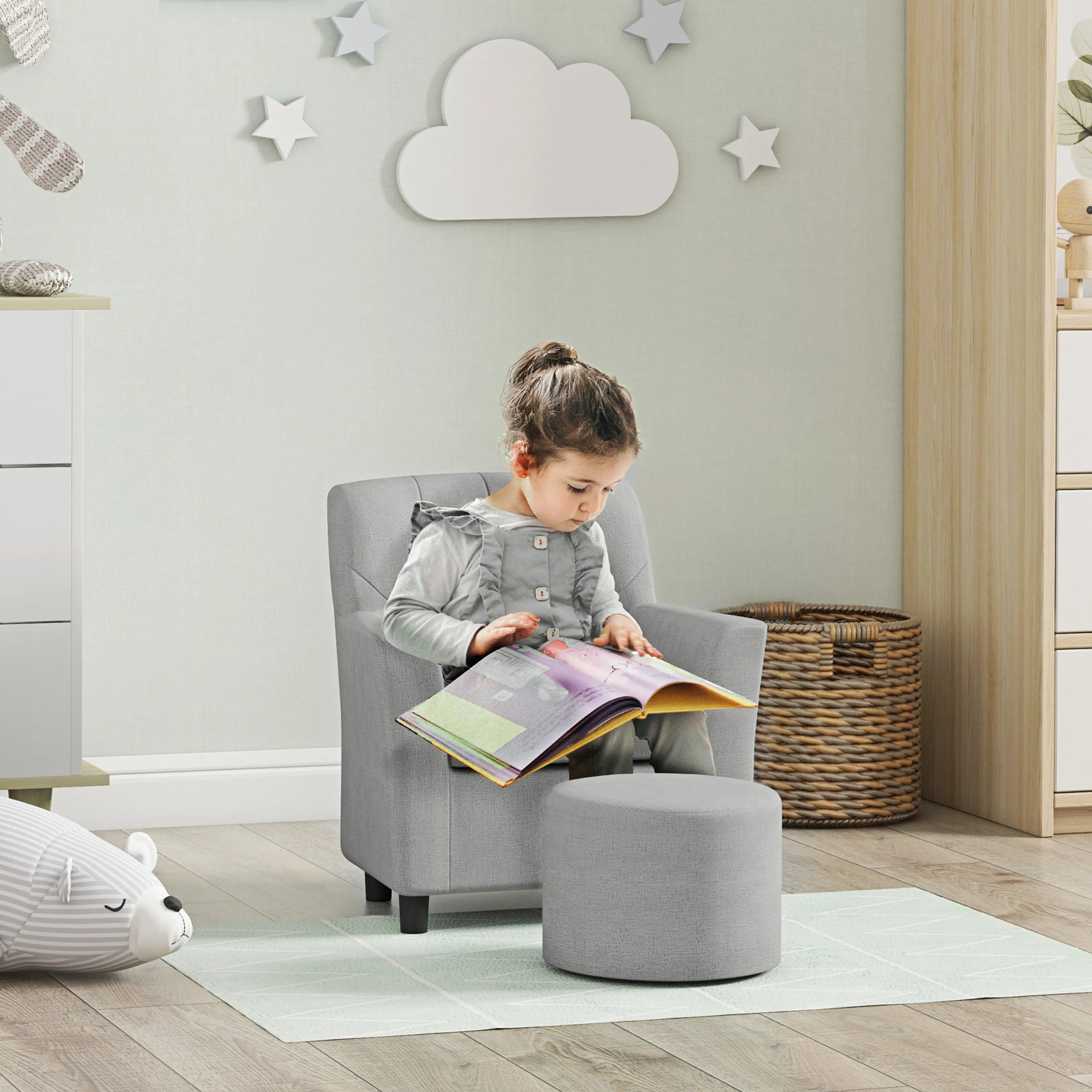 Grå barnfåtölj sedd framifrån med sittyta 31,5 × 29 cm