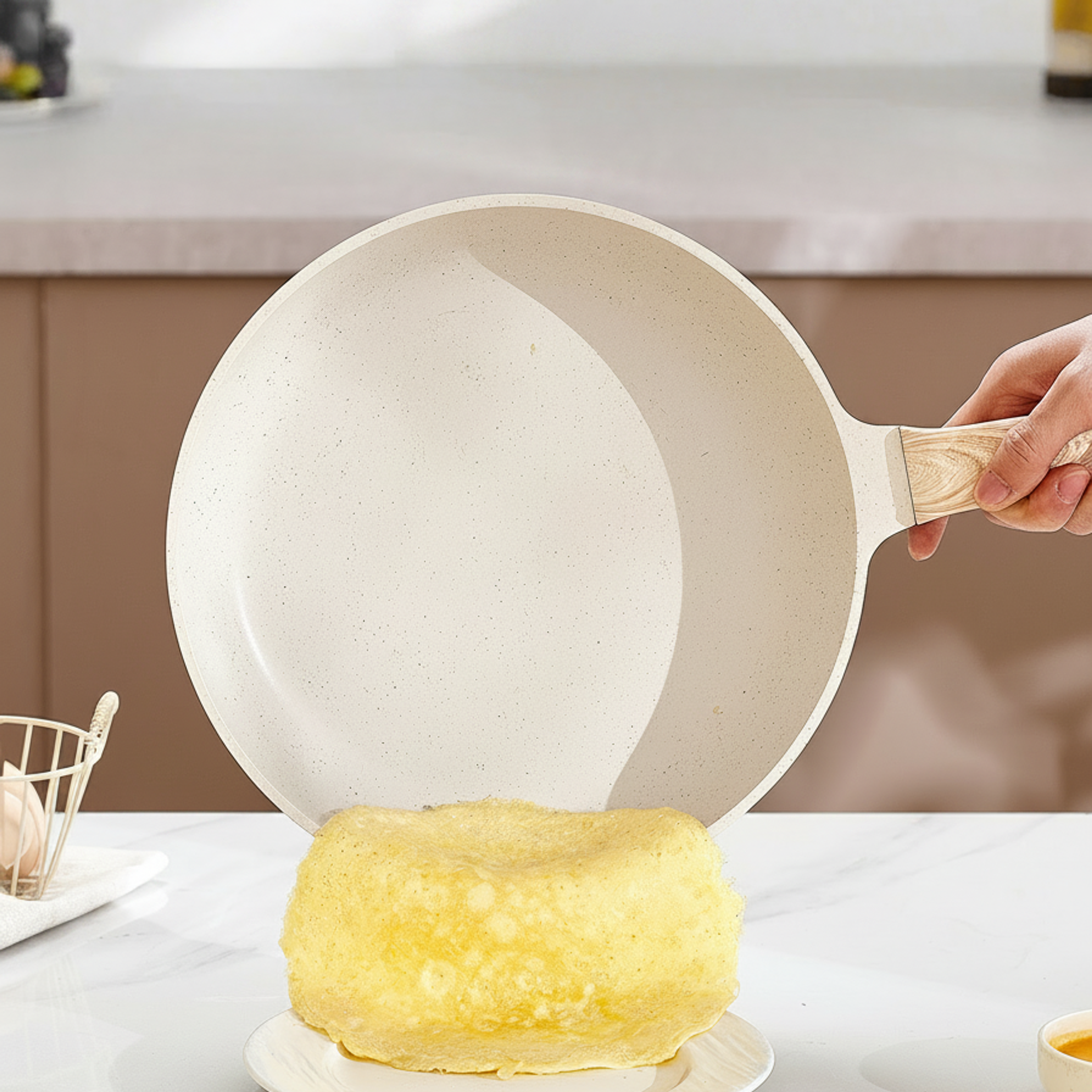 Omelett glider lätt ur non-stick-stekpannan i granitlook