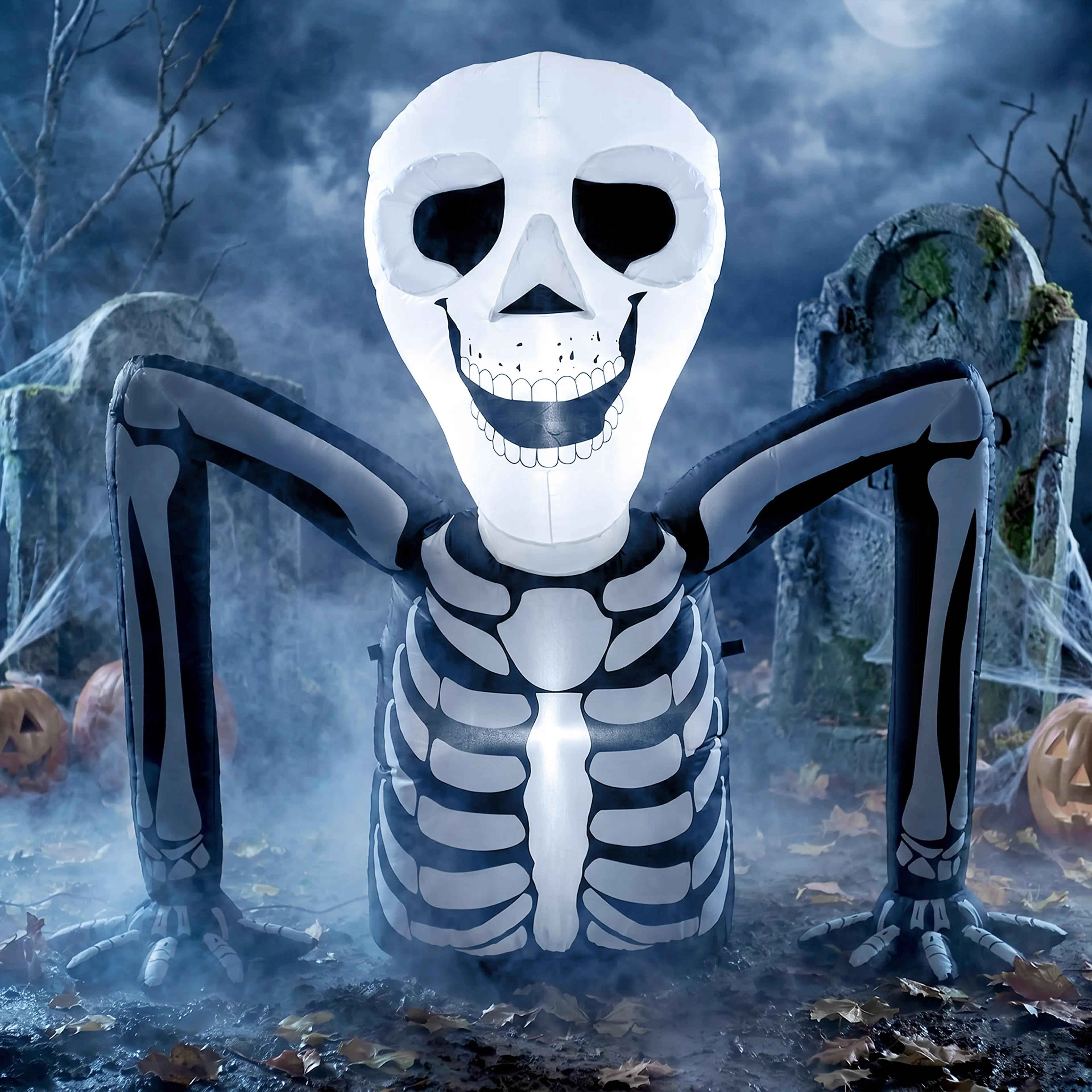 Skelettet i dimma framför gravstenar och pumpor