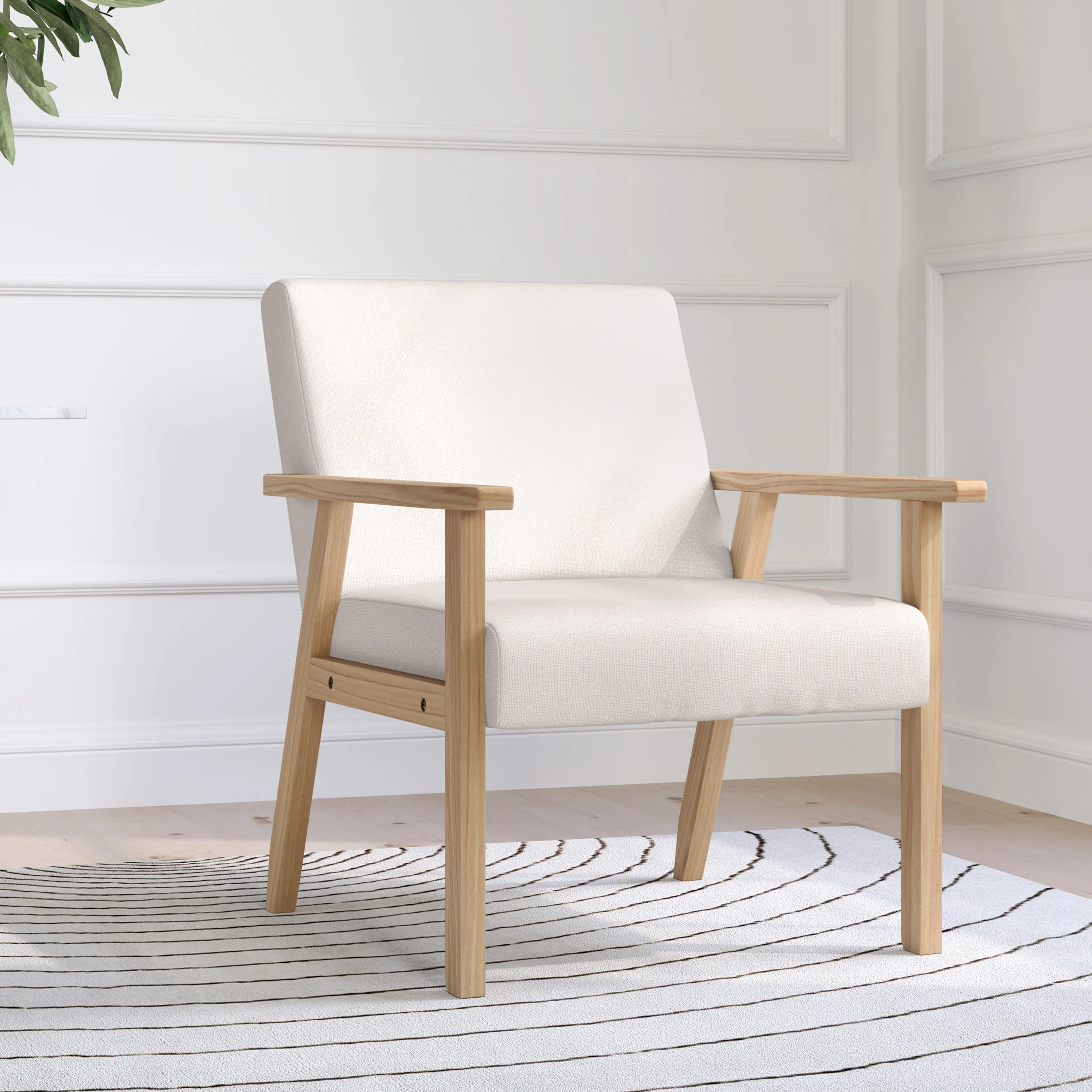 Fåtöljen framför en vit panelvägg på en randig matta