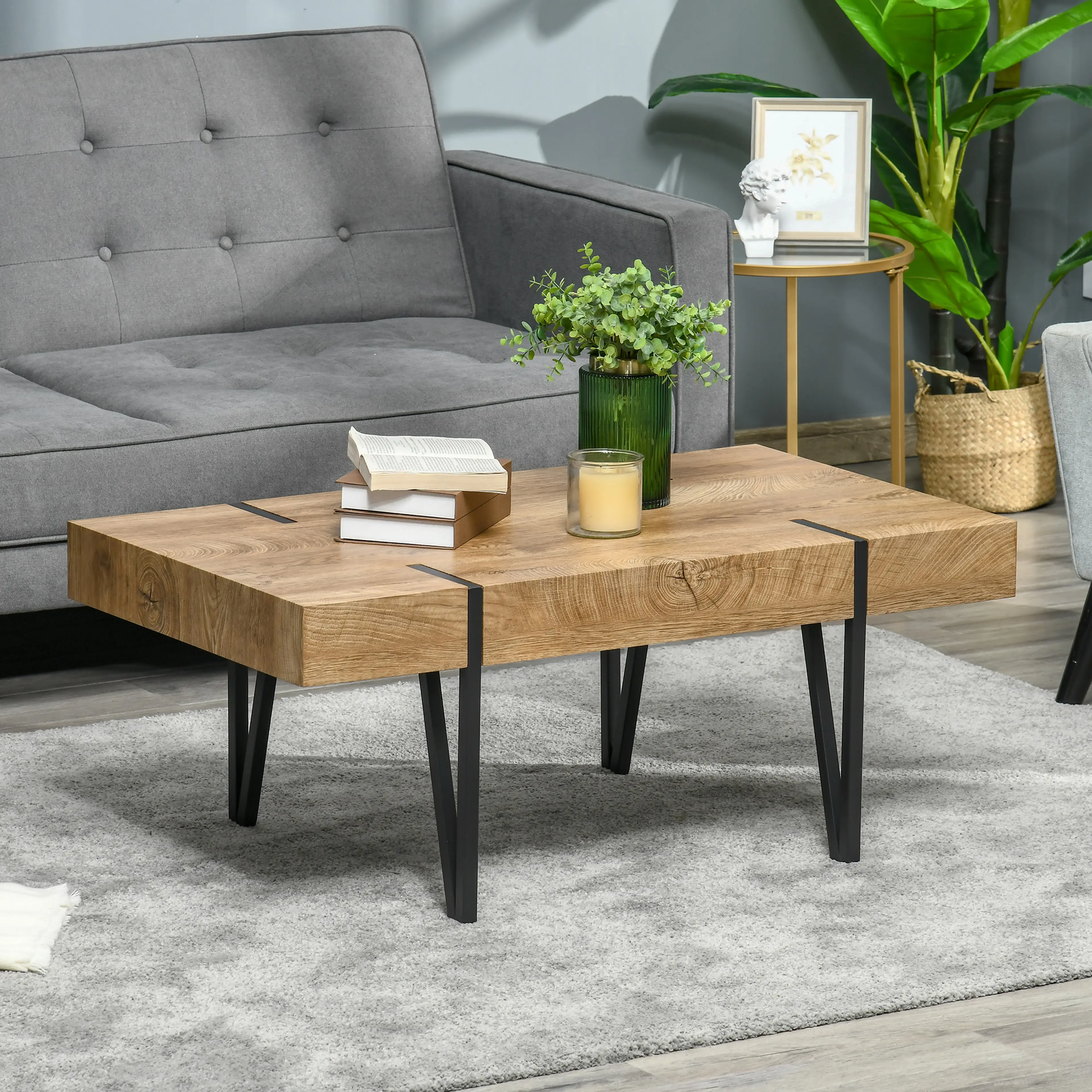 Soffbordet i industristil i ett vardagsrum, med de svarta benen i V-form