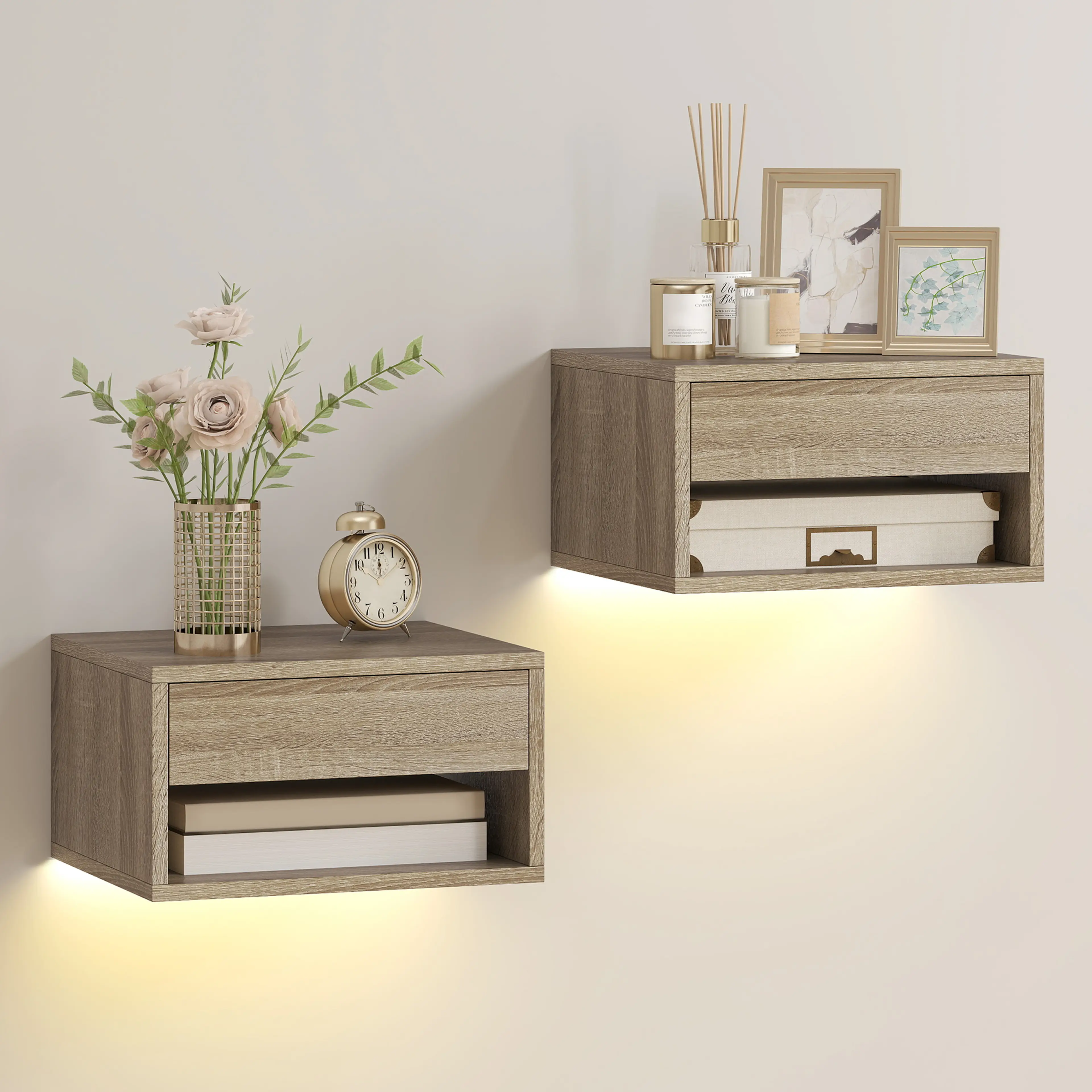 Vägghängt sängbord i ekdekor, 2-pack monterat på vägg med varmvit LED-belysning under, dekorerat med vas, klocka och böcker