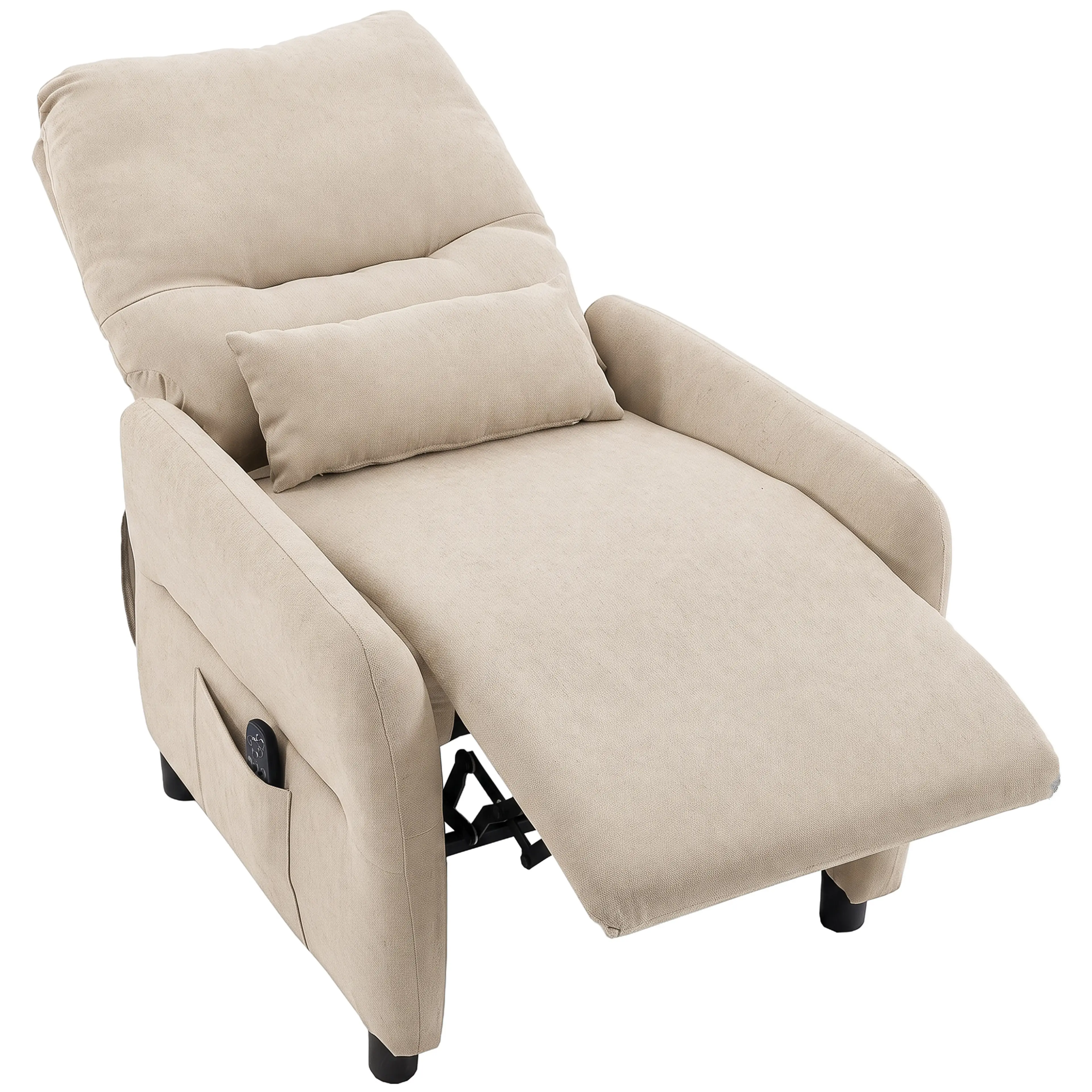 Beige massagefåtölj i frotté med ländkudde och uppfällt fotstöd, med fjärrkontrollen i sidofickan, på vit bakgrund