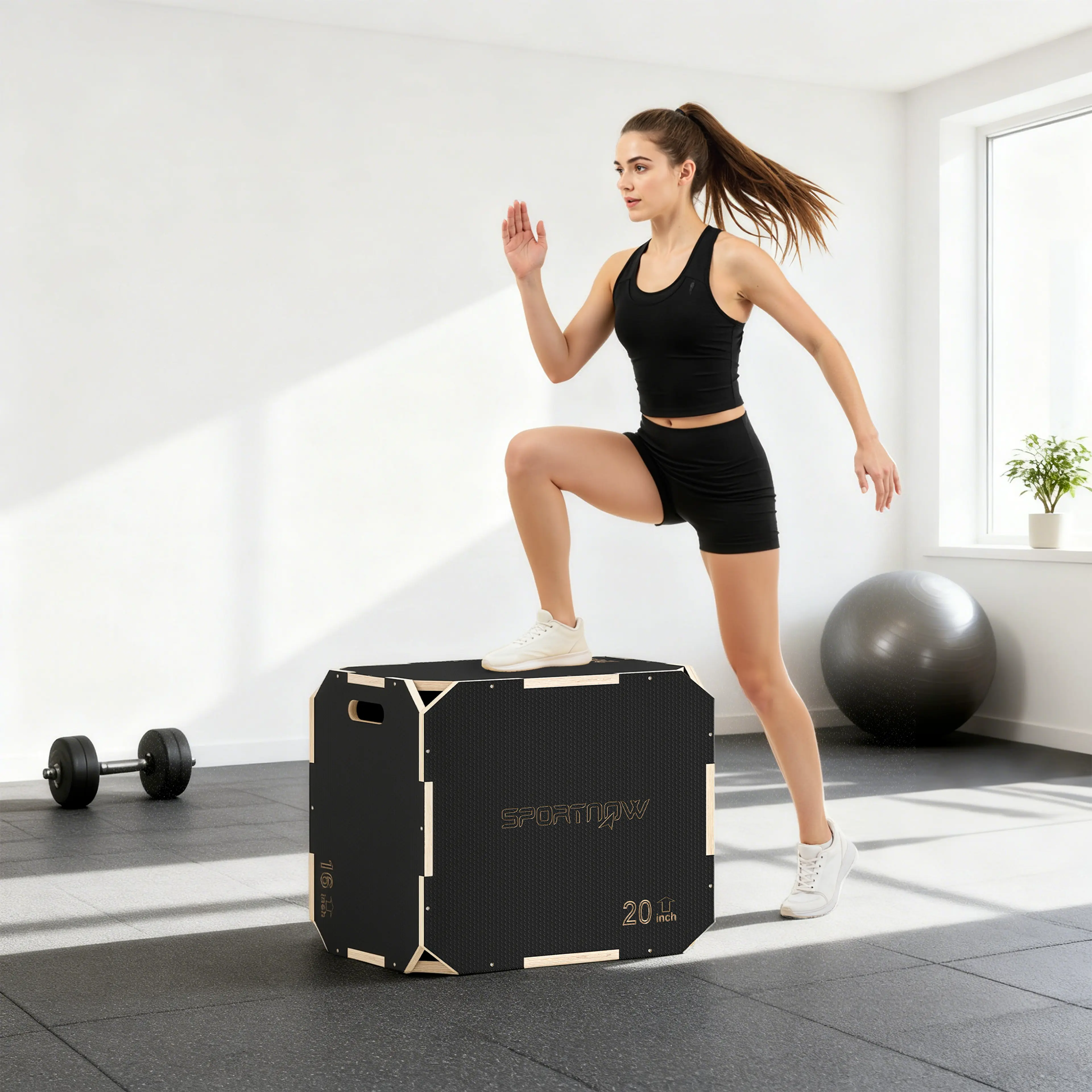 Kvinna som gör step-ups på plyo boxen i ett ljust träningsrum