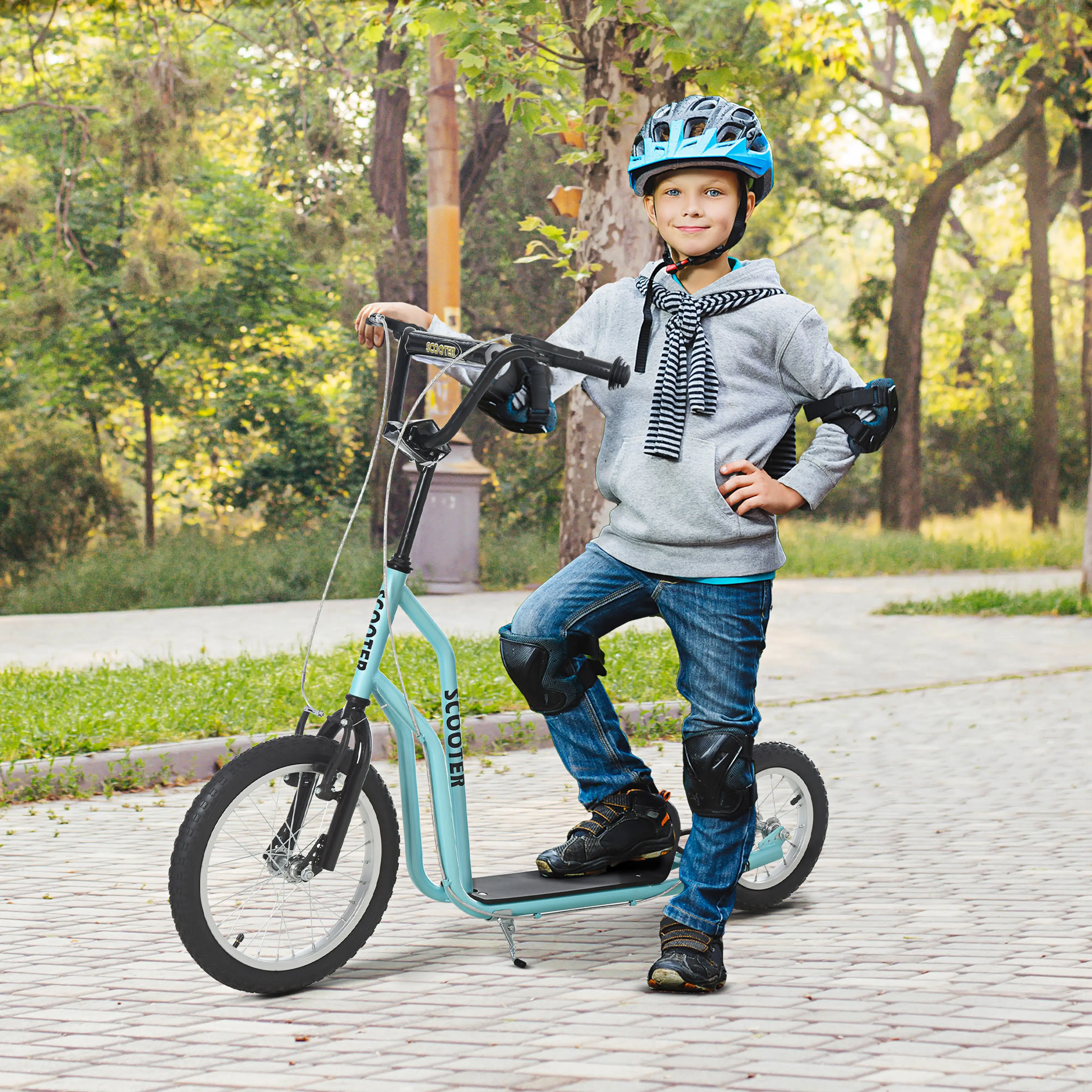 Pojke åker turkos sparkcykel med stort framhjul på en gångväg