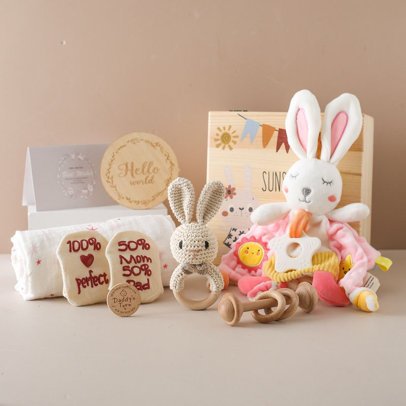 Miniatyrbild: Trägåvobox för bebis – handgjort presentset med rassel och snuttefilt
