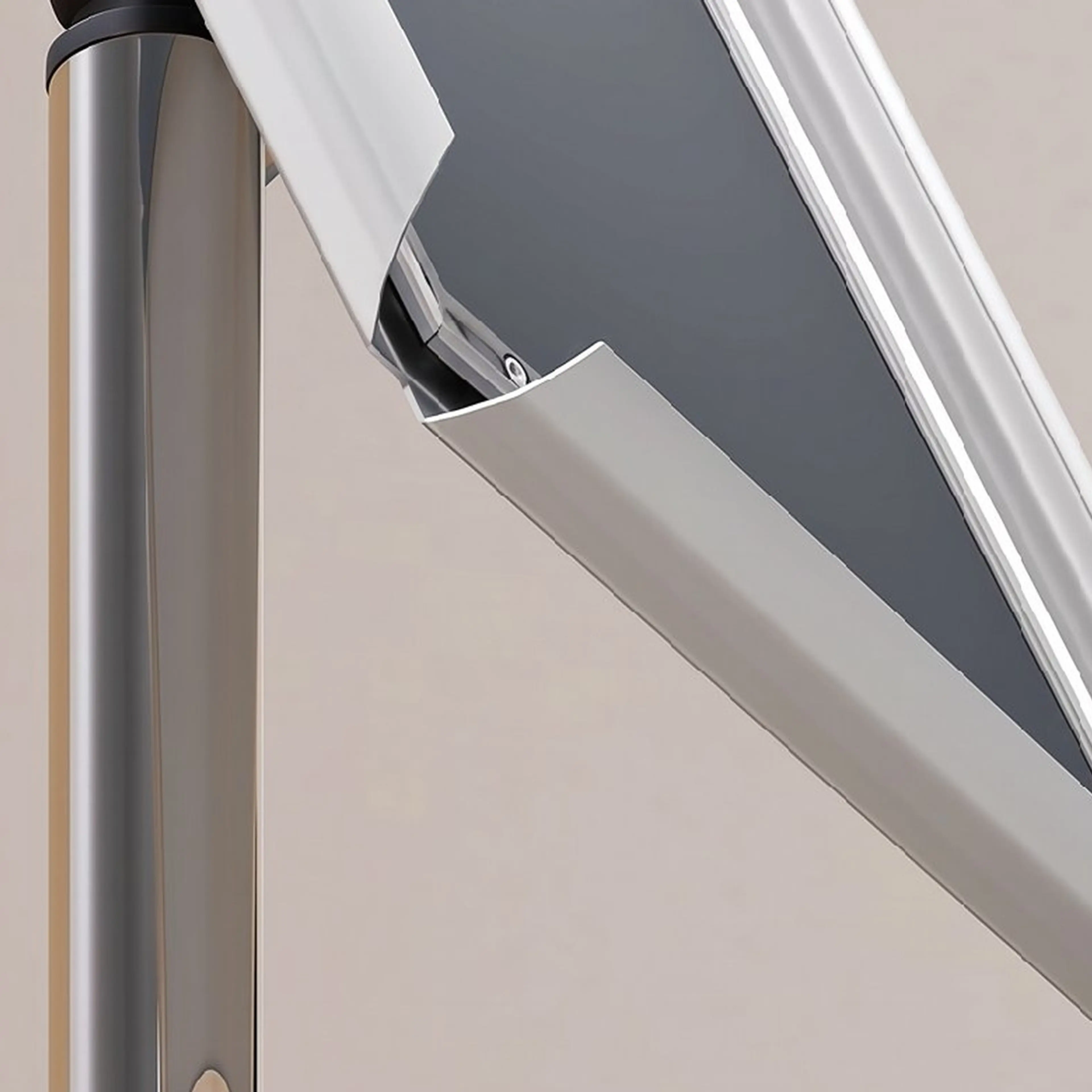 Detalj av skyltställets aluminiumrör och lutbara led bakom skyltramen