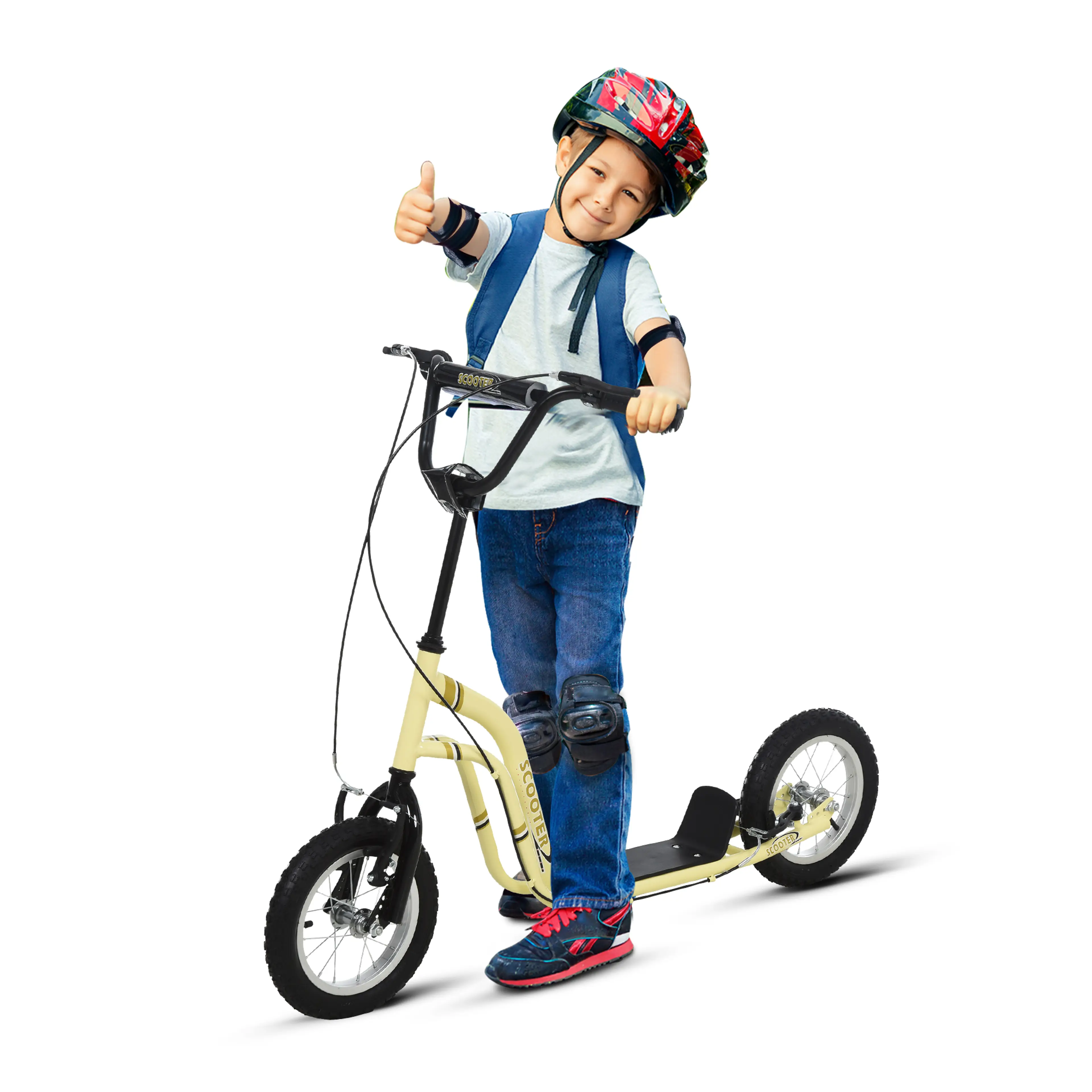 Gräddbeige sparkcykel för barn, pojke med hjälm och ryggsäck står bredvid