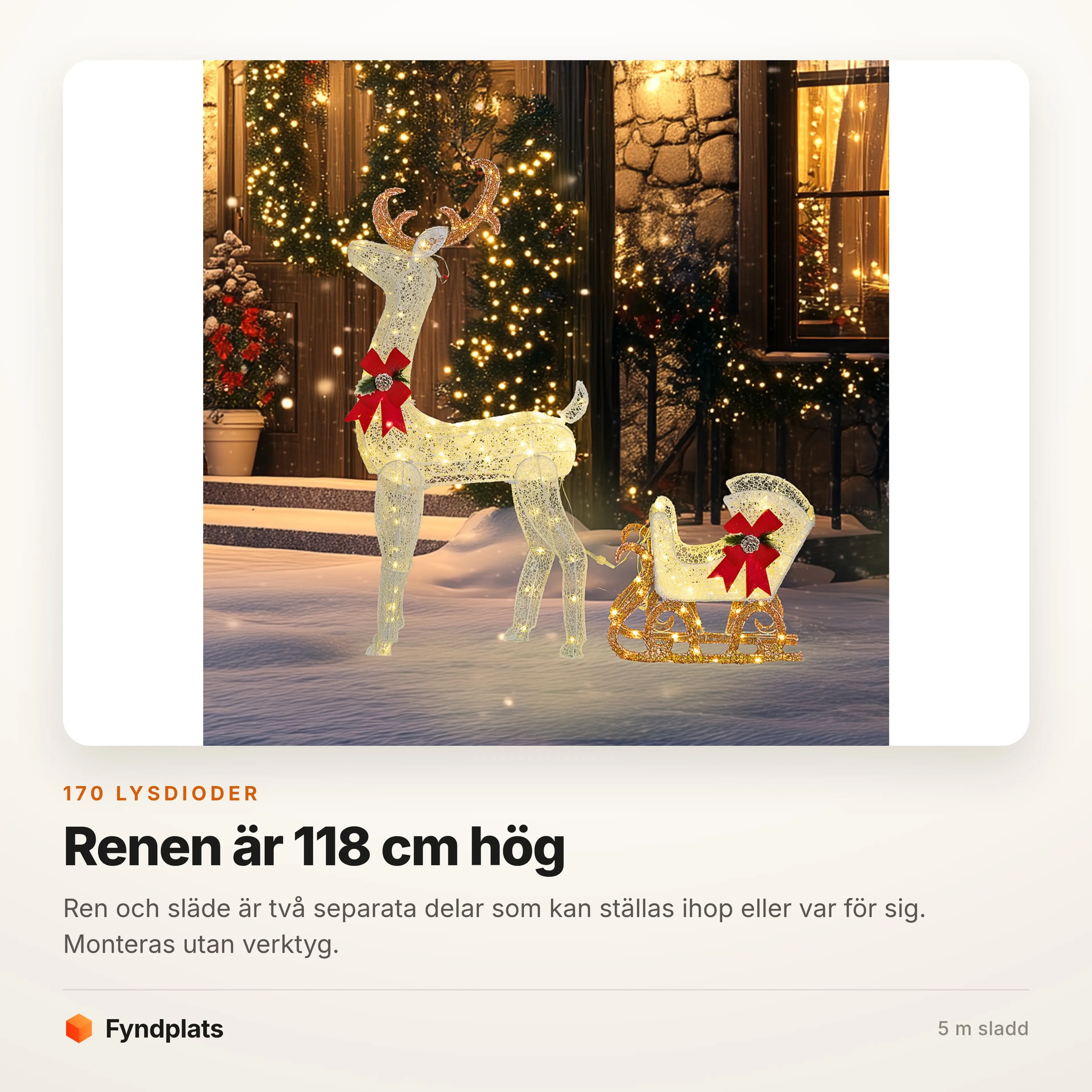 Renen och släden lyser i snön på en uppfart