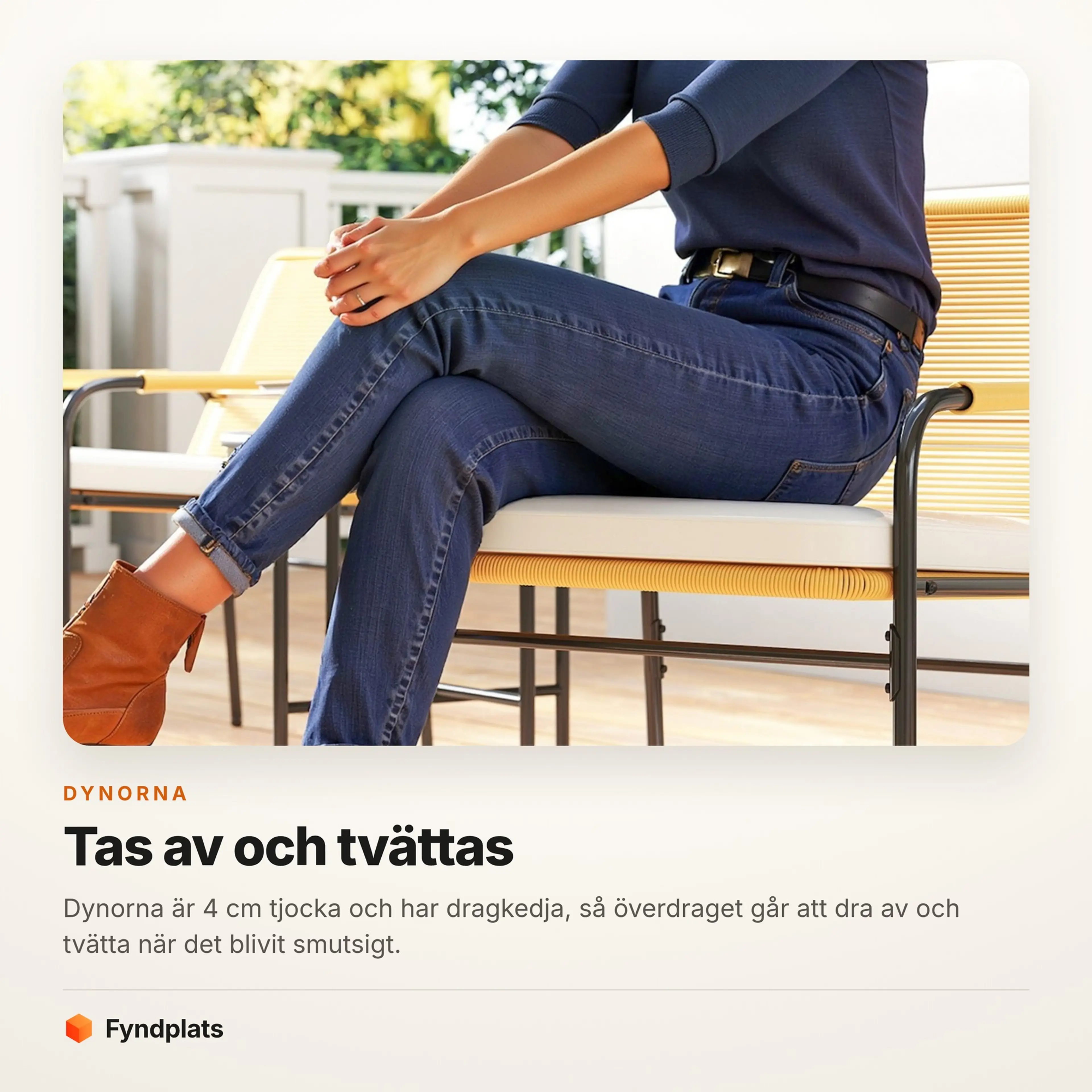 Person som sitter i fåtöljen med sittdynan på plats.