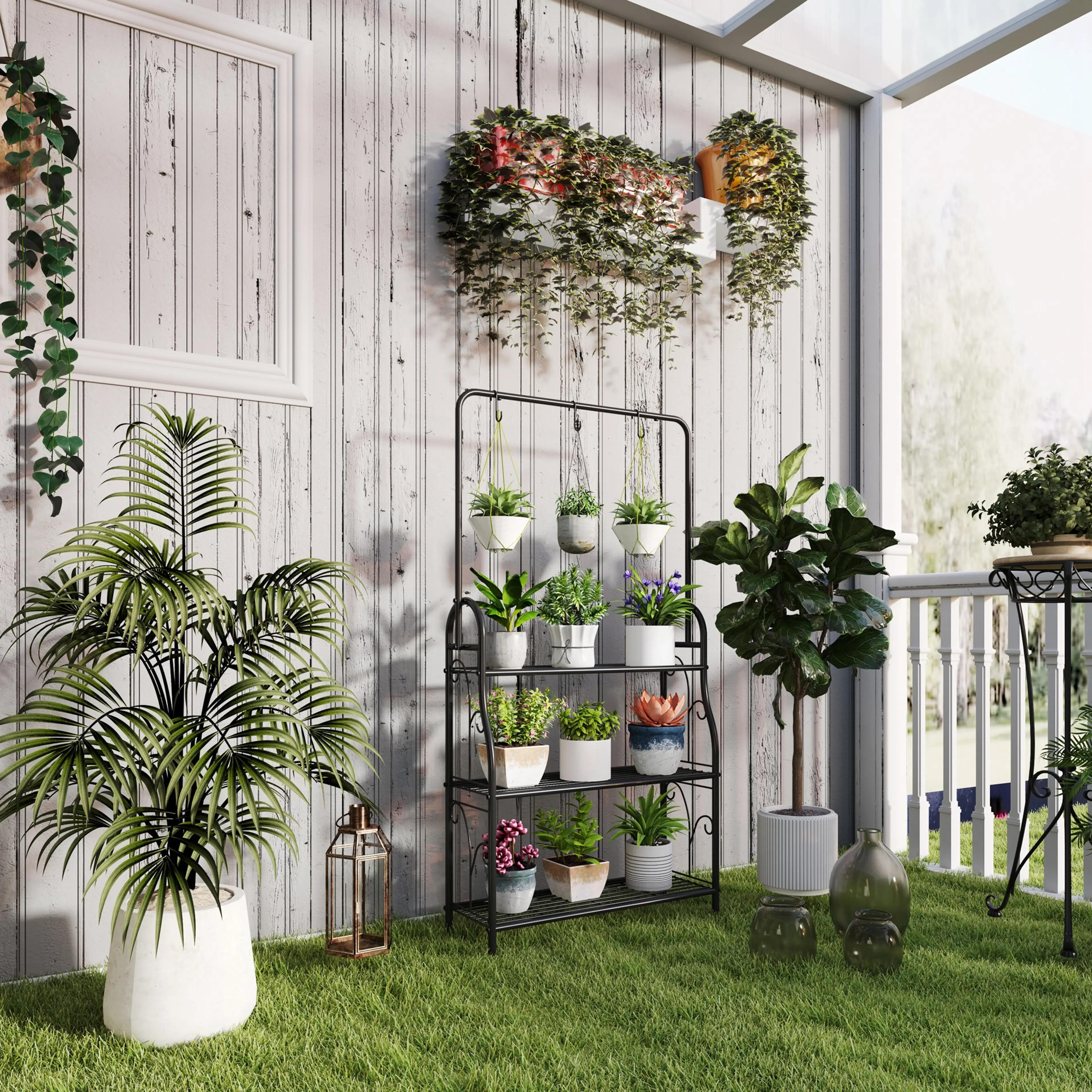 Blomhyllan fylld med krukväxter och hängande krukor på en inglasad veranda