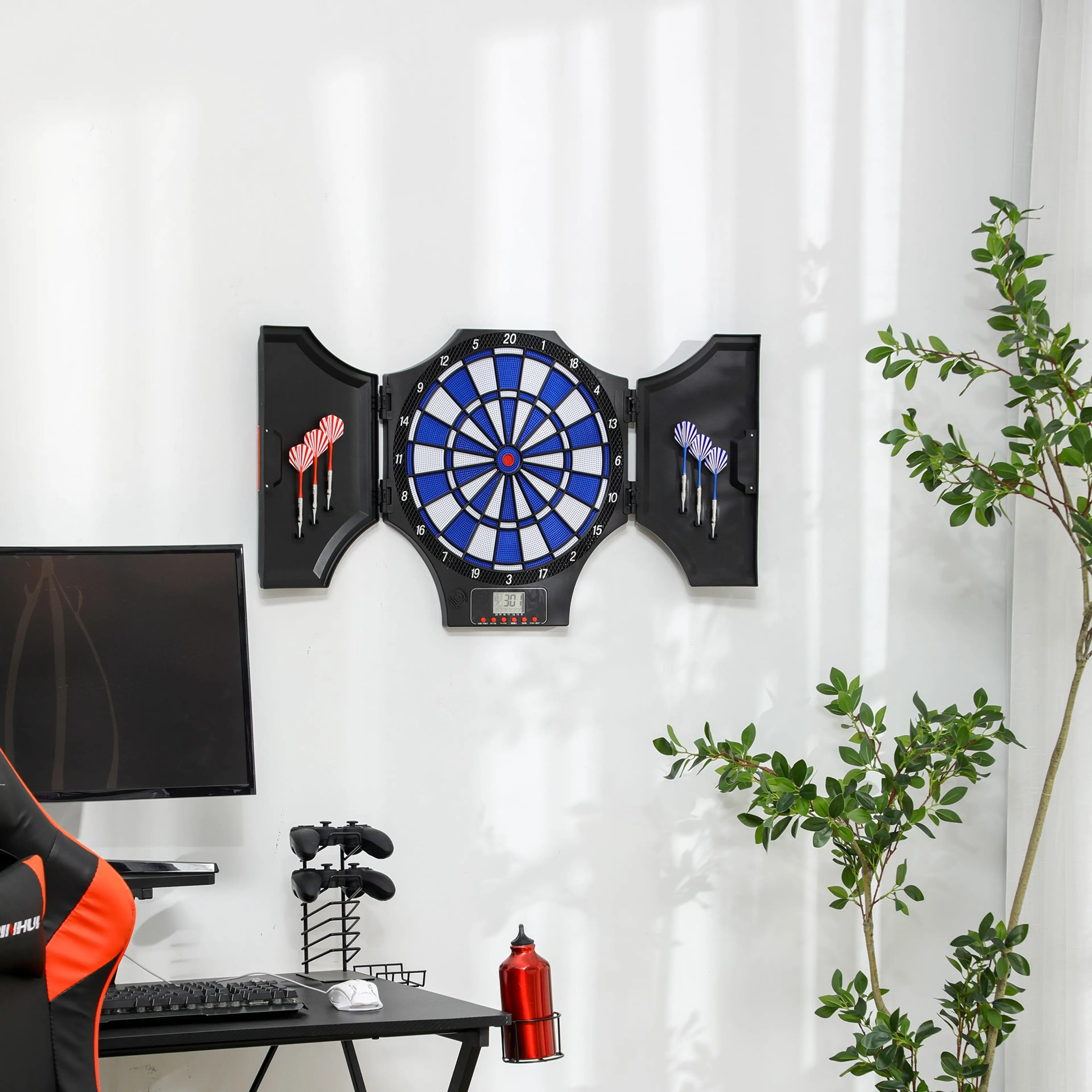 Darttavlan på en vit vägg bredvid ett skrivbord