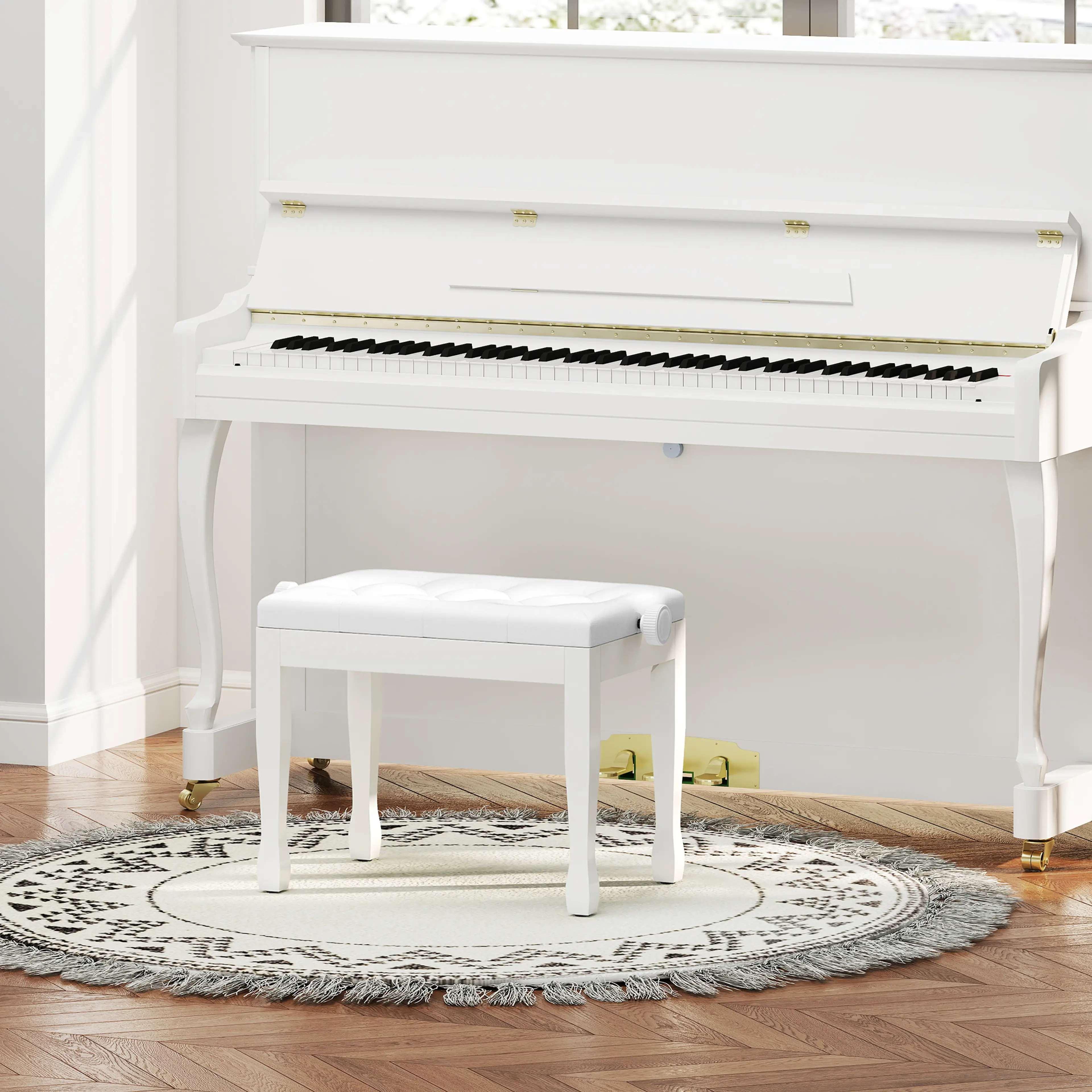 Pianopallen framför ett vitt piano på en rund matta