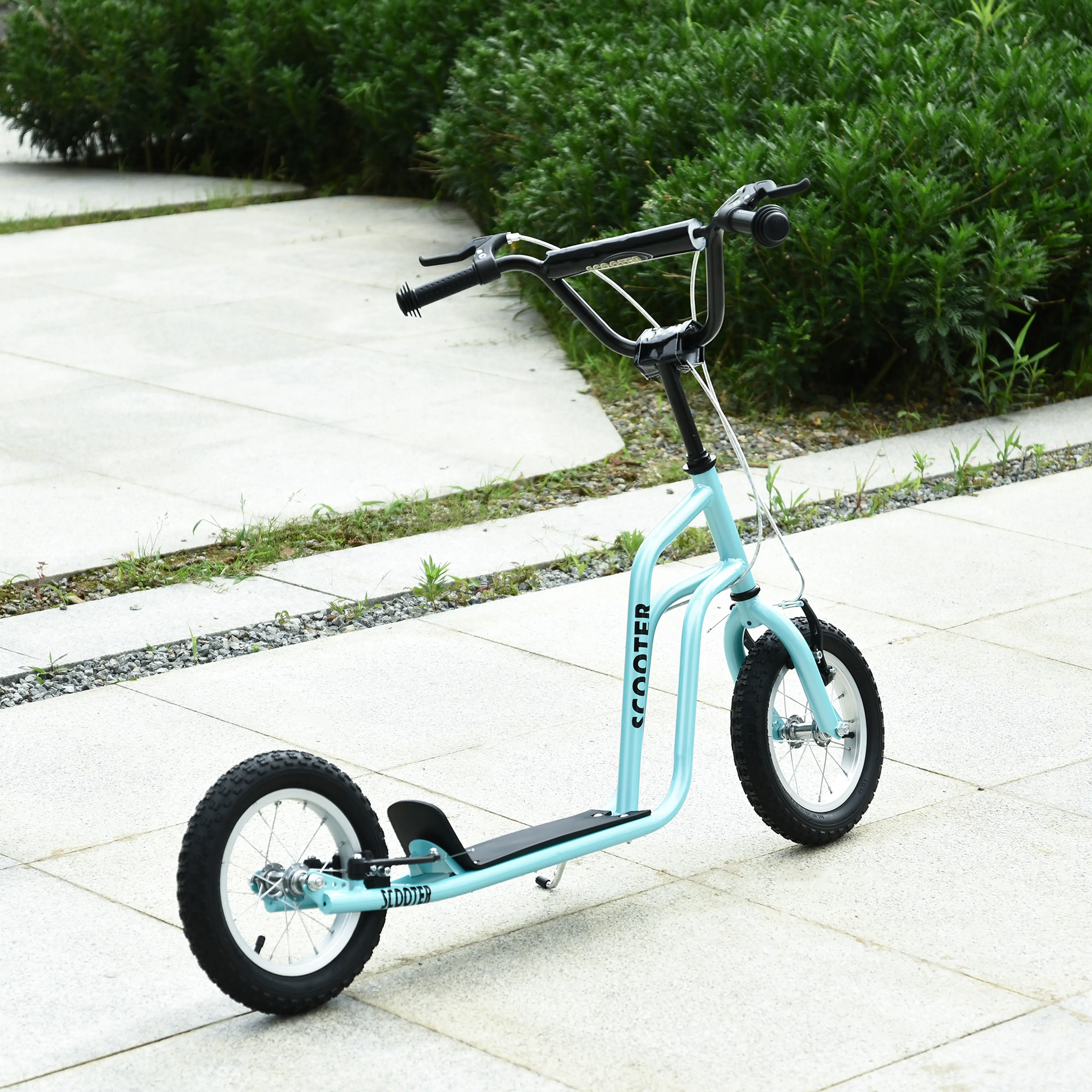 Turkos sparkcykel med lågt styre parkerad på stenplattor