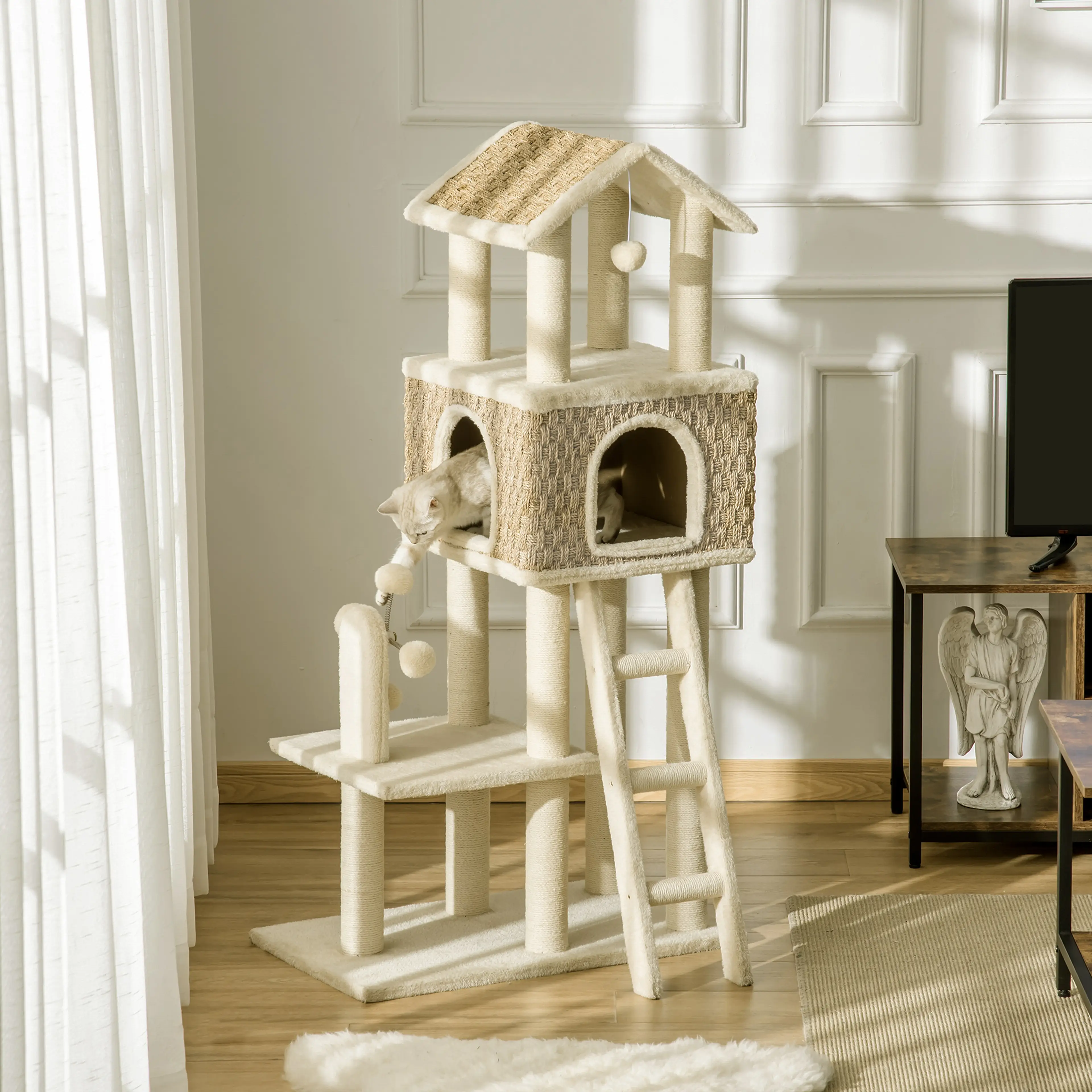 Klösträdet i ett vardagsrum med en katt som tittar ut ur huset i sjögräs