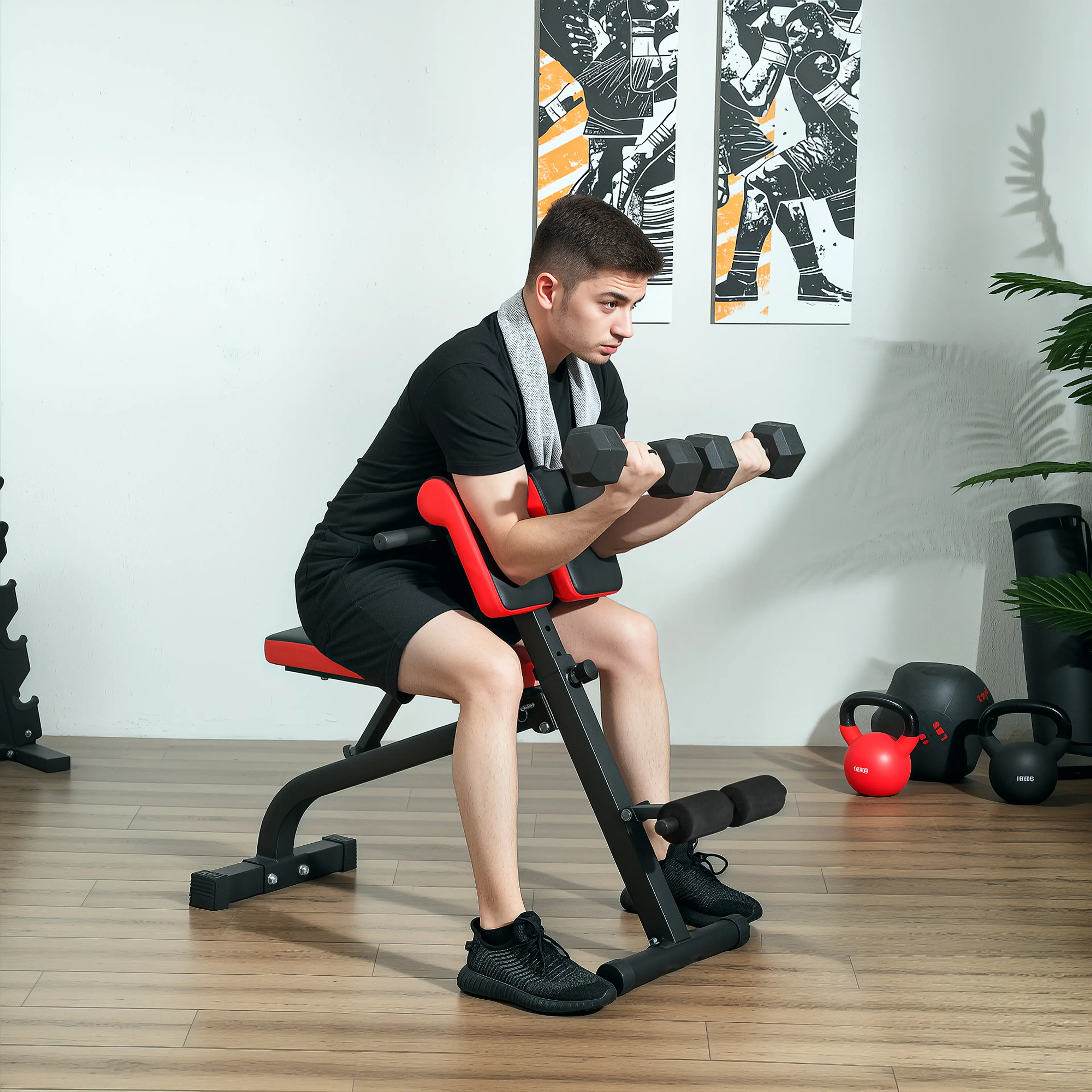 En person tränar biceps-curl med hantlar sittande i bänken i ett hemmagym