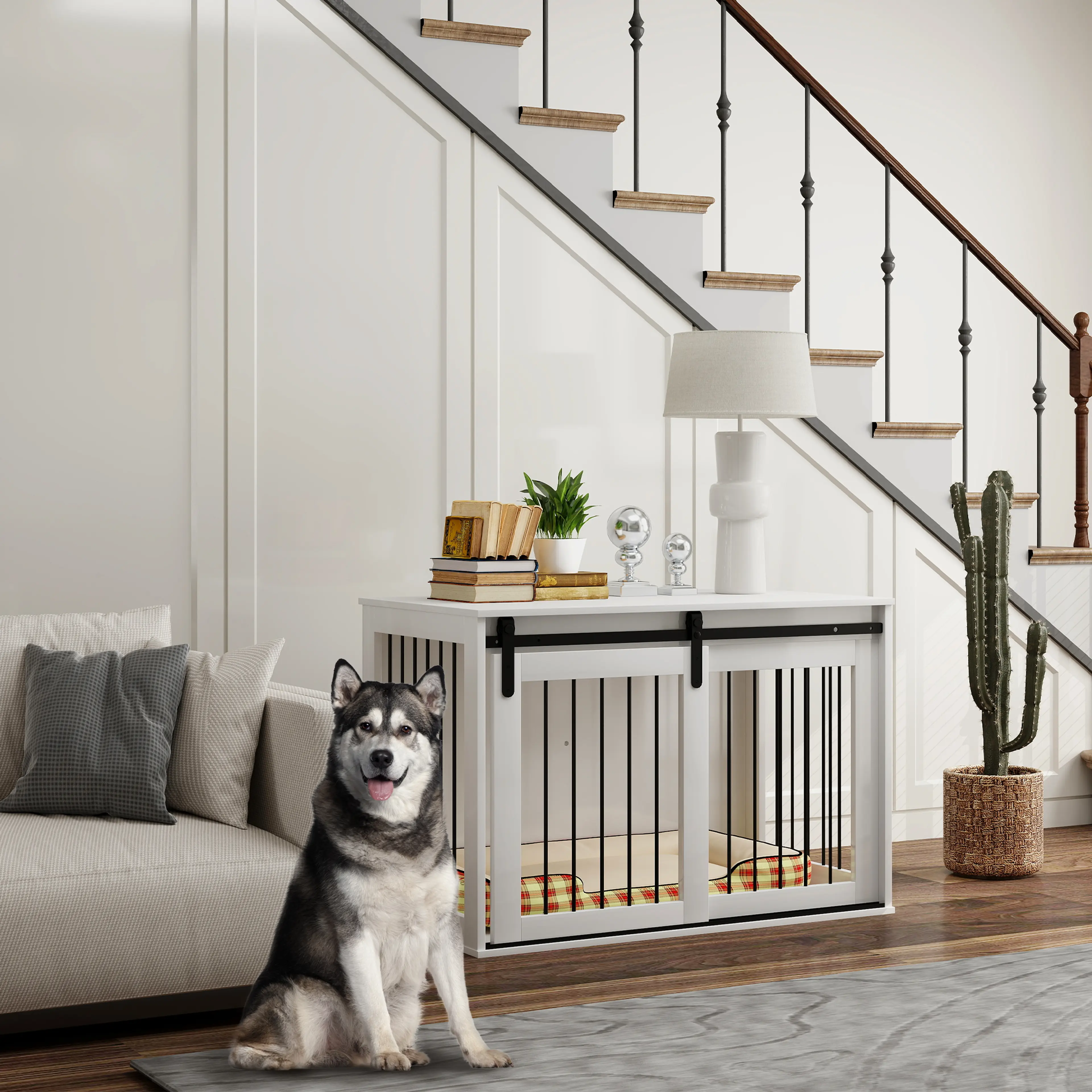 Vit hundbur står under en trappa i ett vardagsrum med en hund sittande bredvid