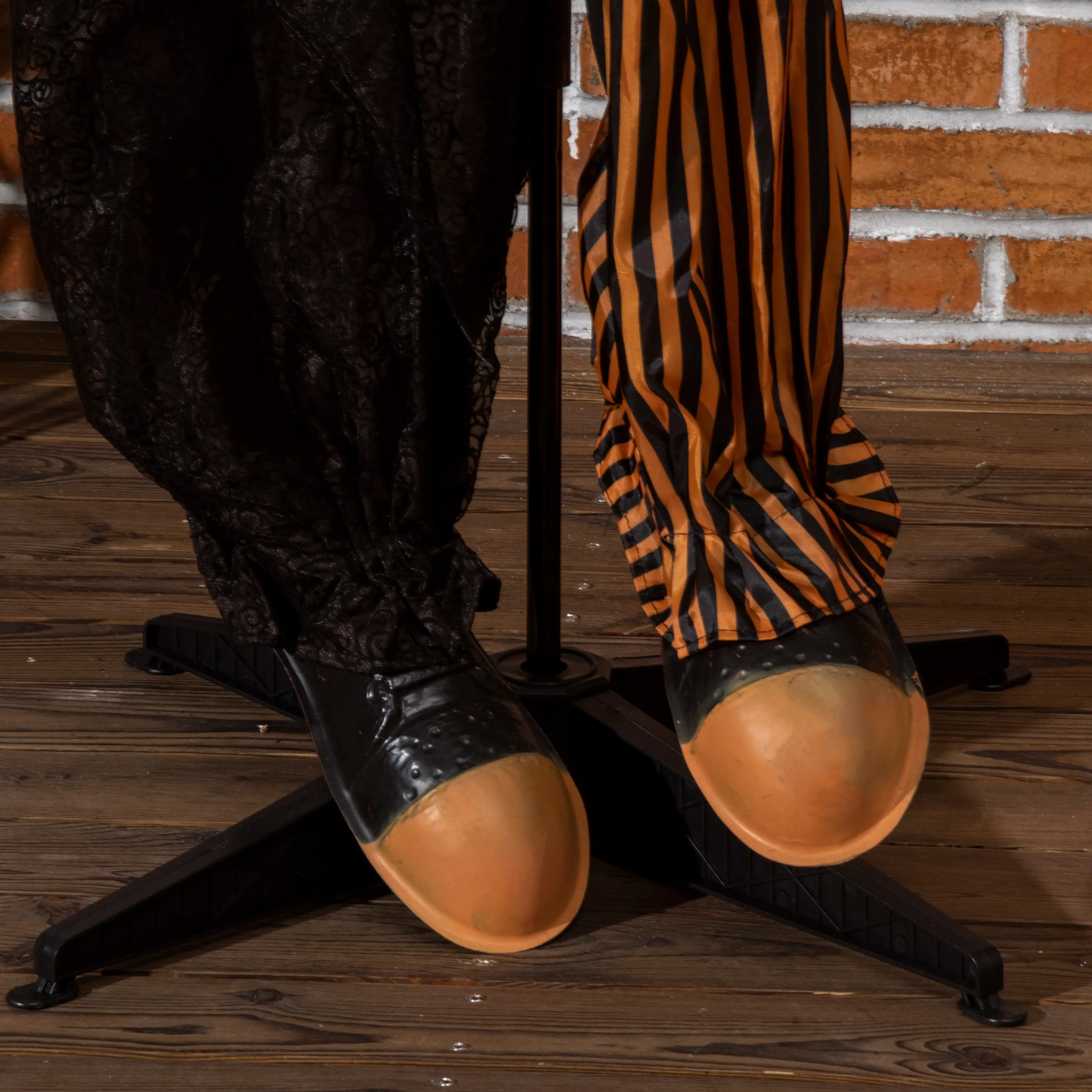 Närbild av clownens skor och foten den står på