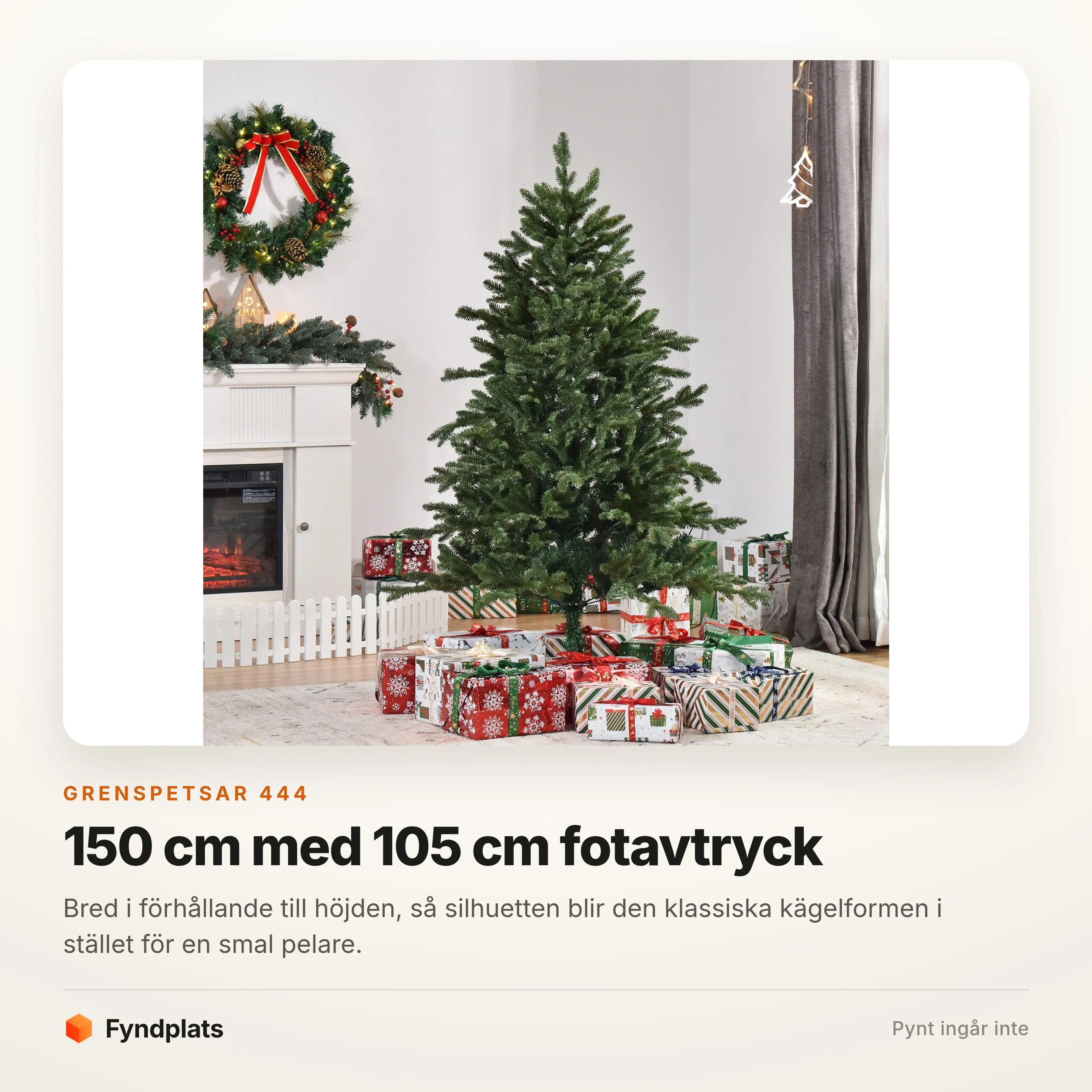 Granen står pyntad i ett ljust rum