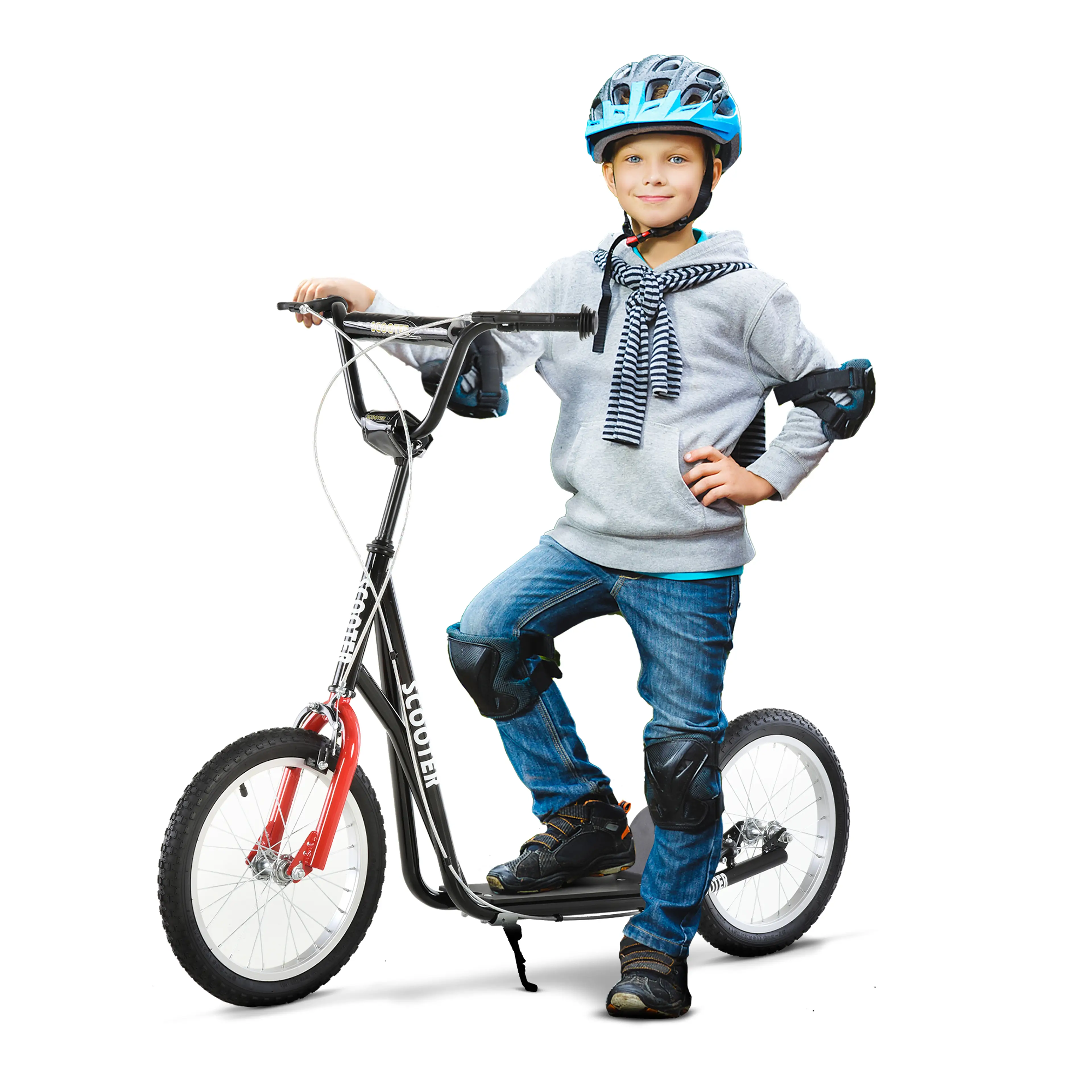 Svart sparkcykel för barn med röd framgaffel, pojke med hjälm bredvid