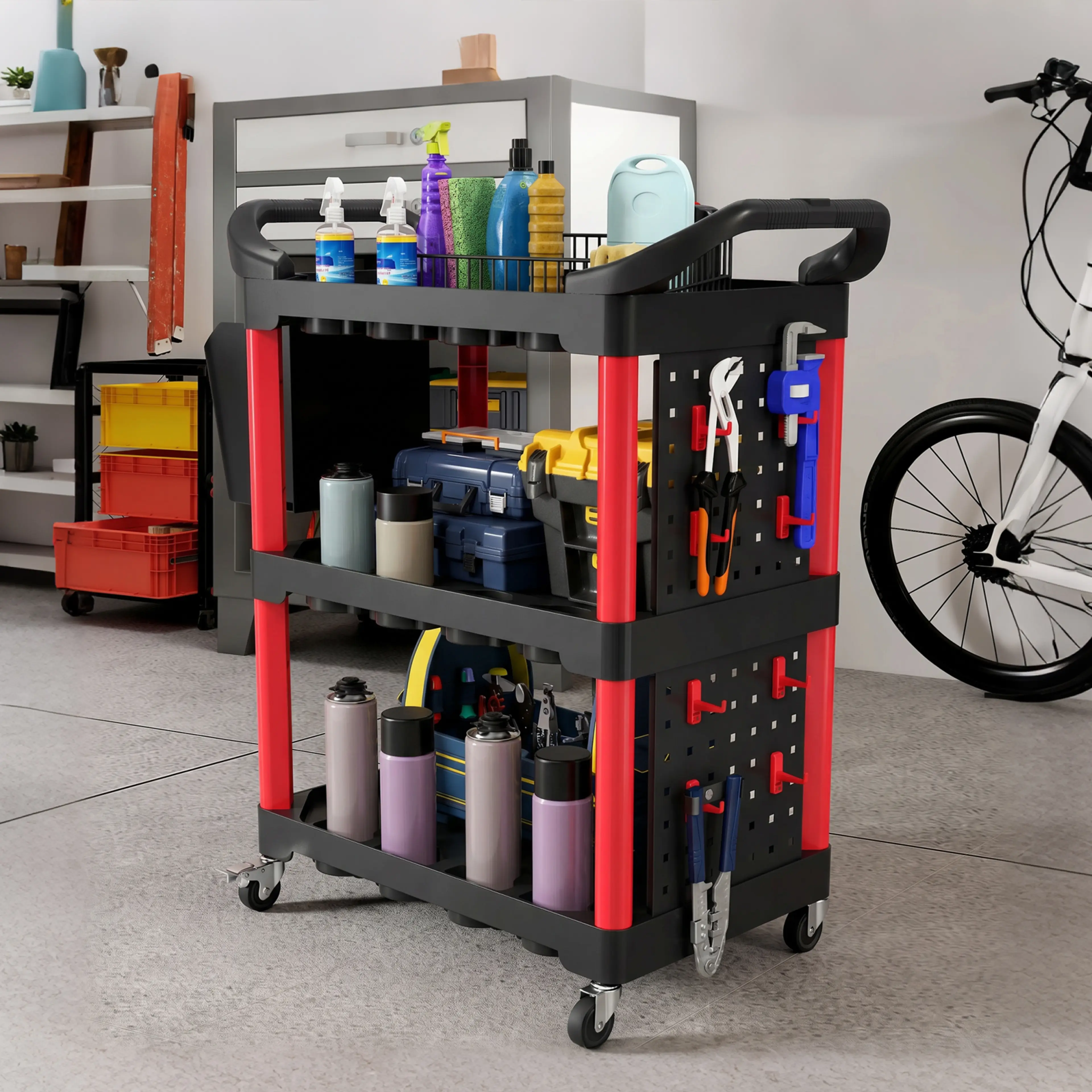 Vagnen i ett hemmagarage bredvid en cykel, fullastad med flaskor och verktyg