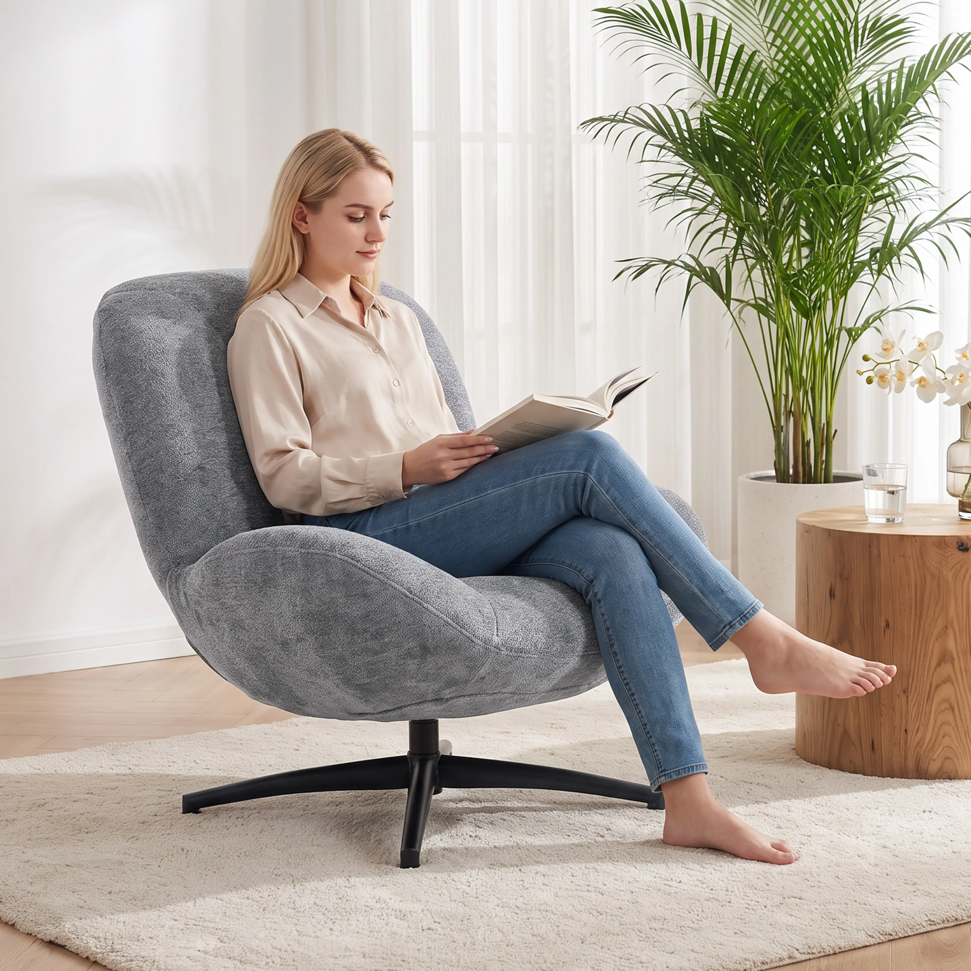 En kvinna sitter med benen i kors och läser i fåtöljen bredvid en palm