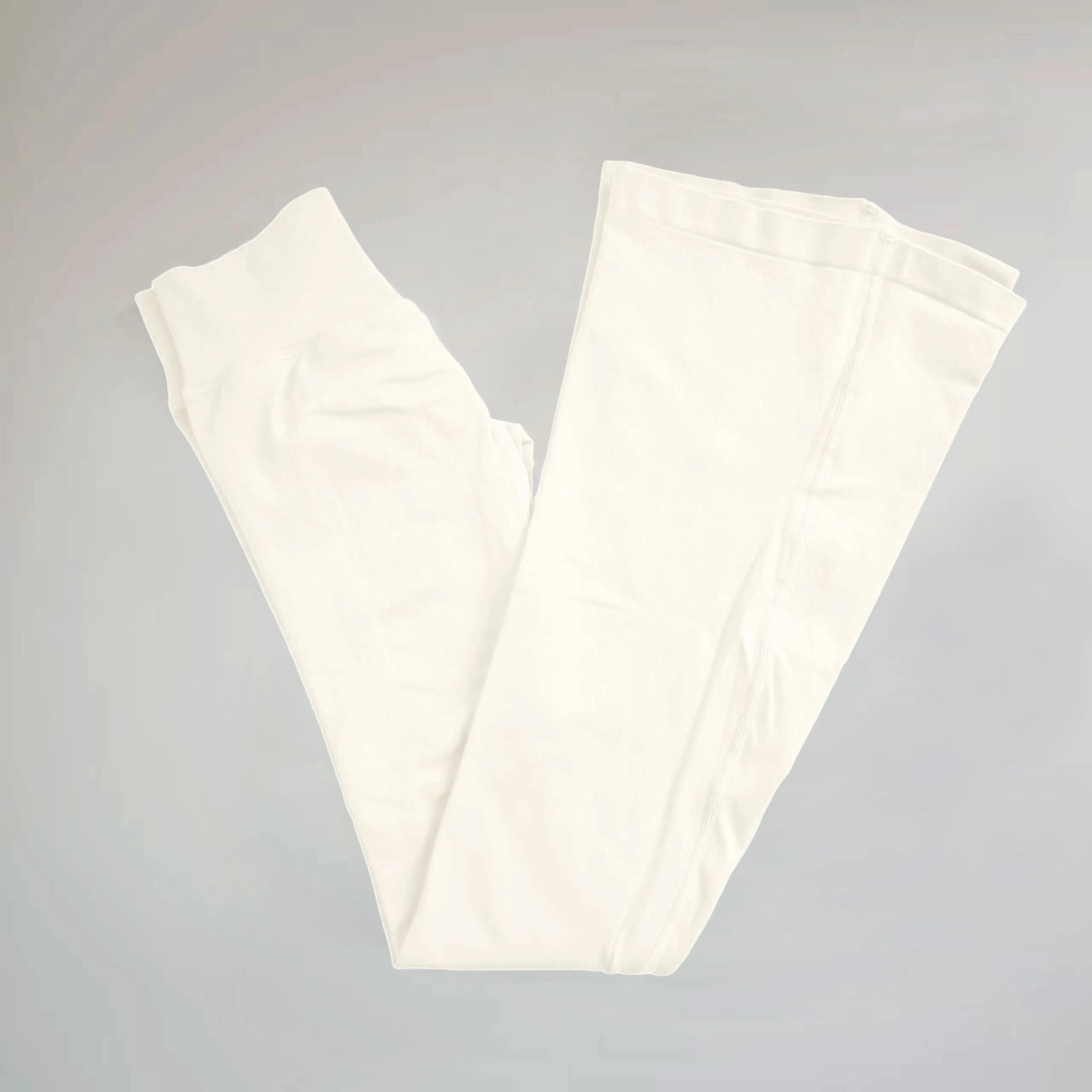 Benvita utsvängda leggings utlagda platt