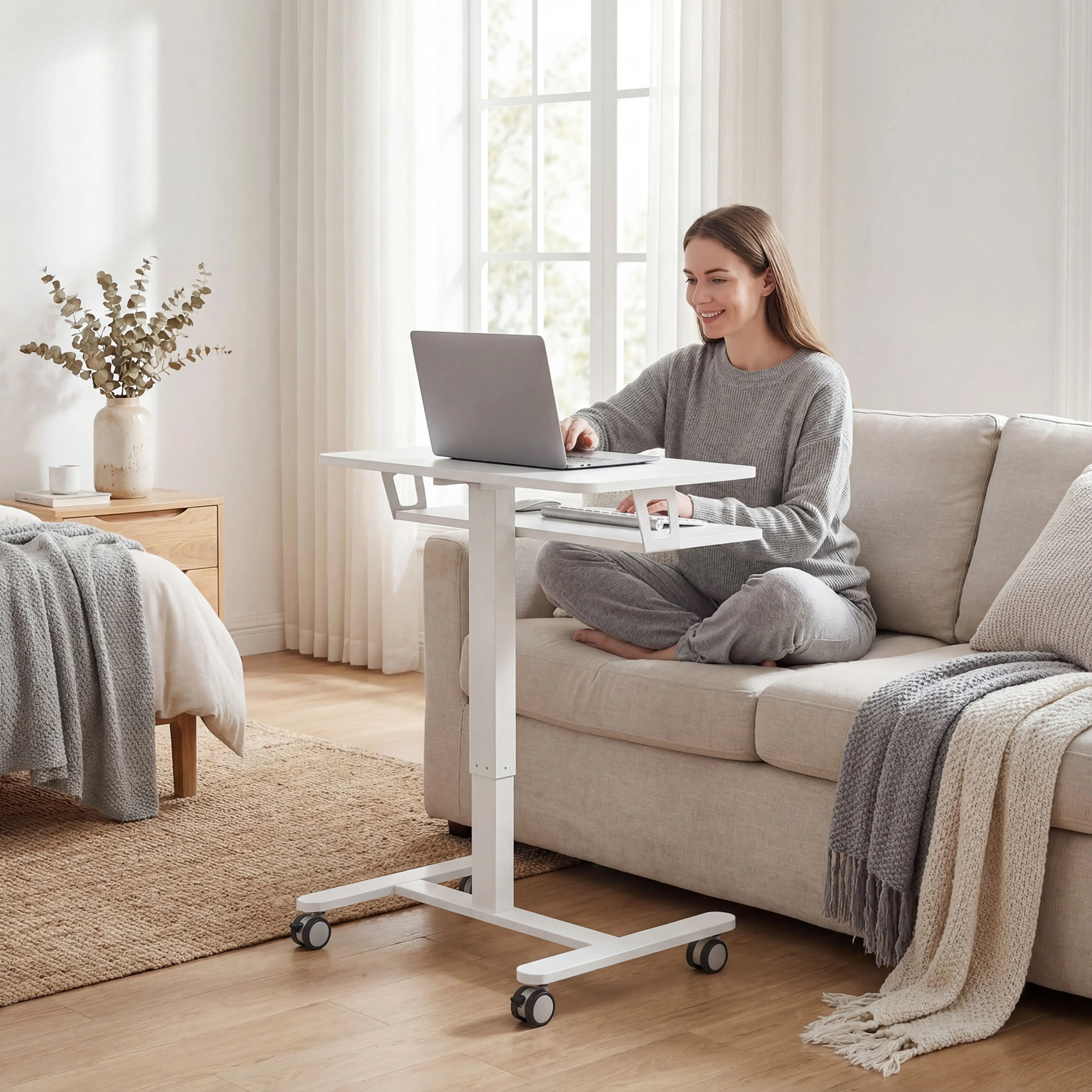 Bordet står framför en soffa med en laptop på skivan
