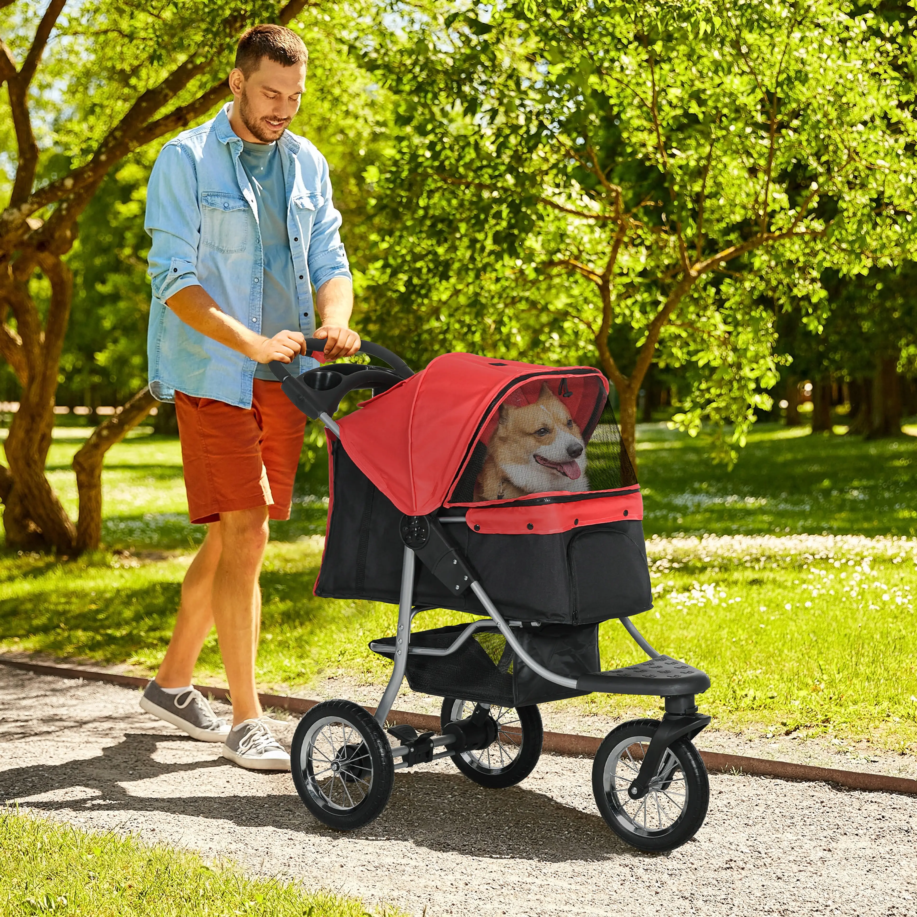 Hundvagnen med tre hjul dras på en asfalterad gångväg med hunden i kabinen