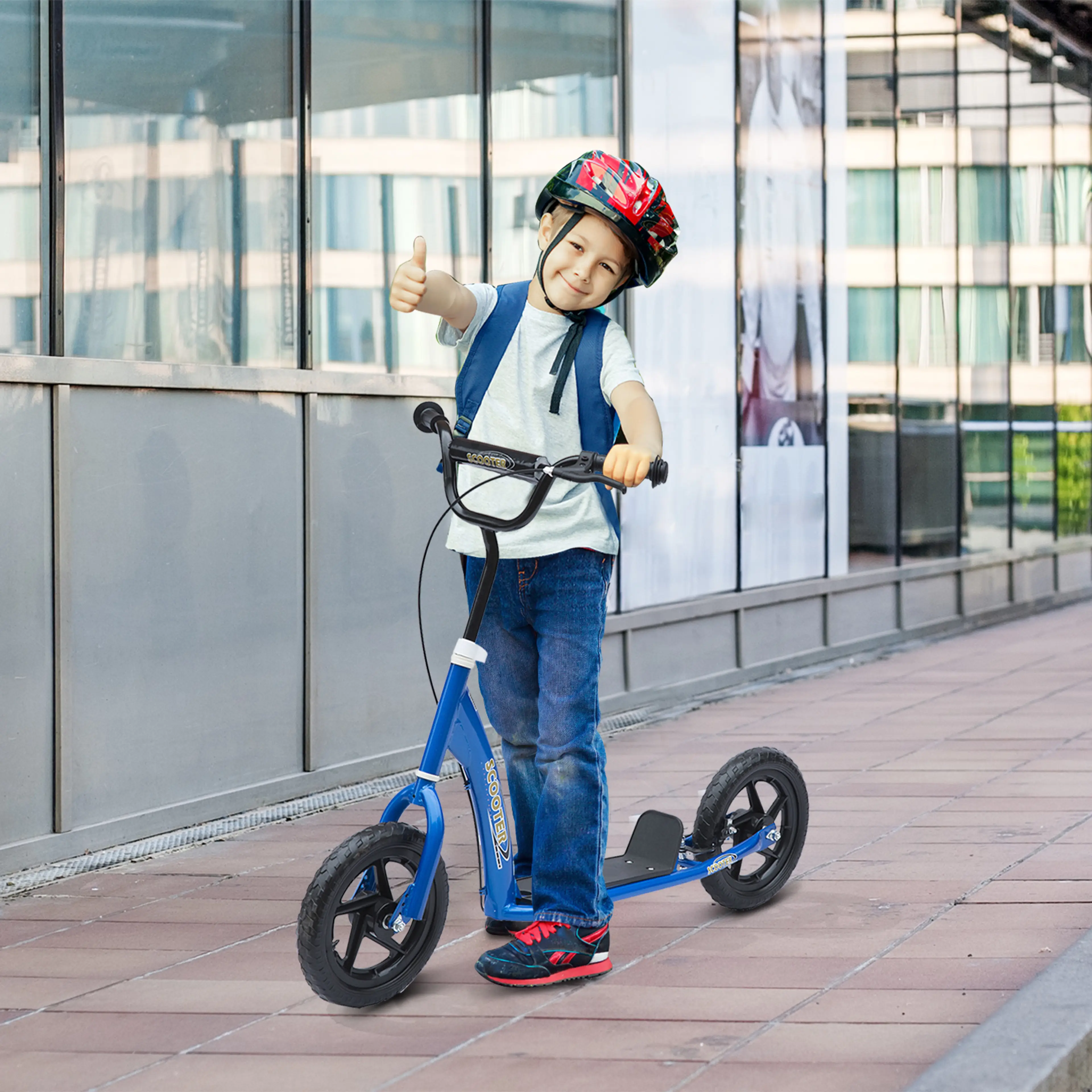 Pojke i hjälm på blå sparkcykel framför en glasfasad