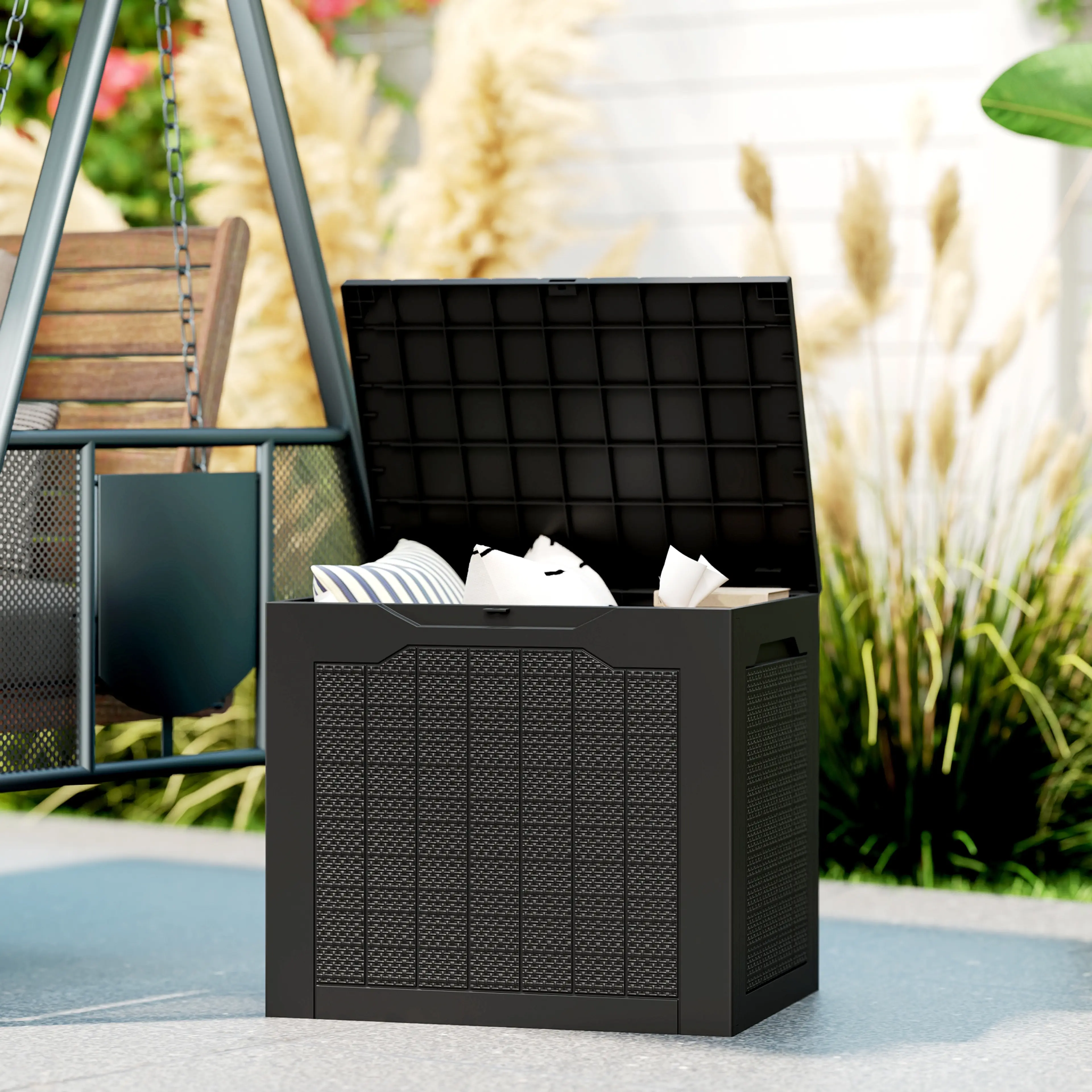 Förvaringsboxen på en uteplats bredvid en hammock