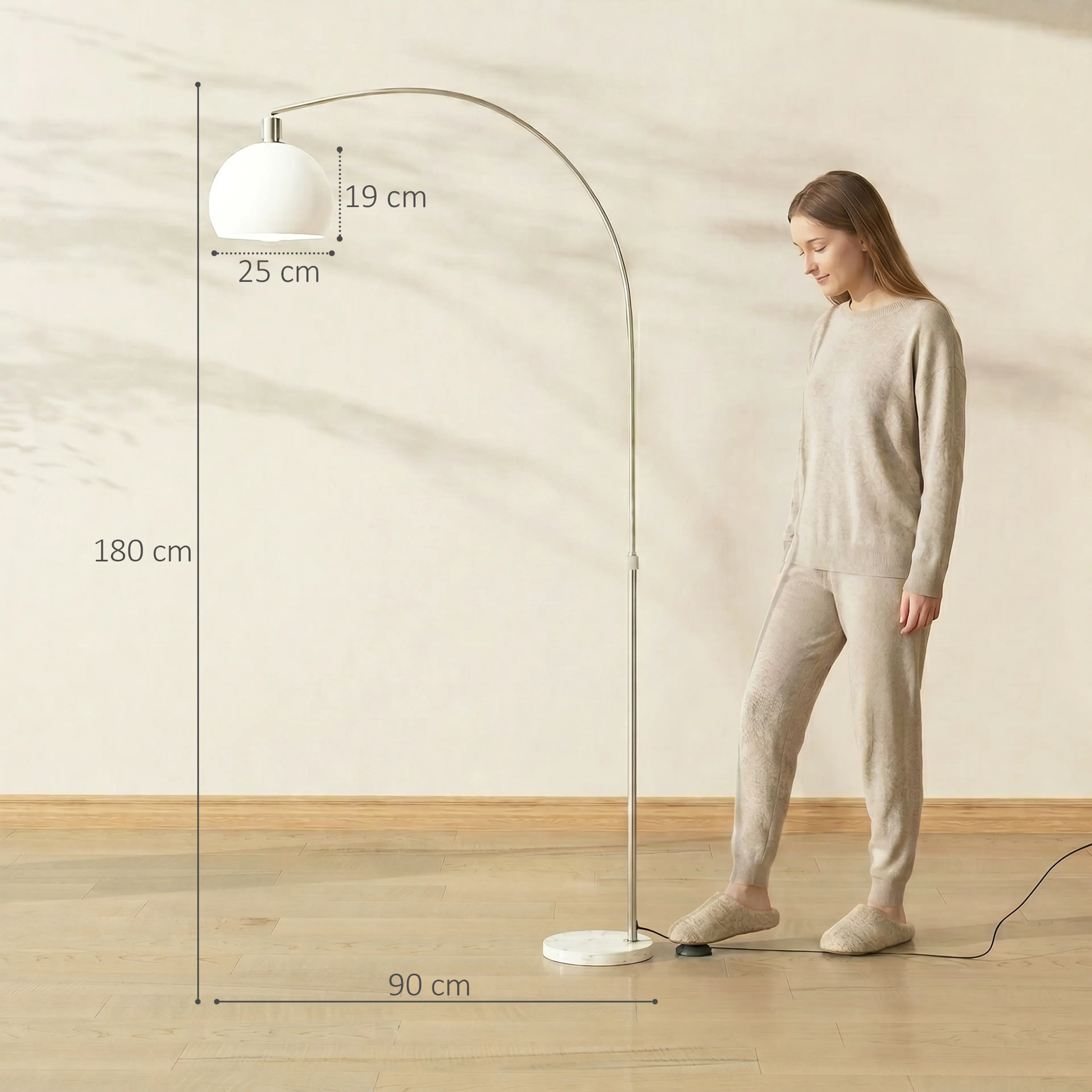 Måttbild: lampan är 180 cm hög, bågen når 90 cm ut och kupan mäter 25 × 19 cm