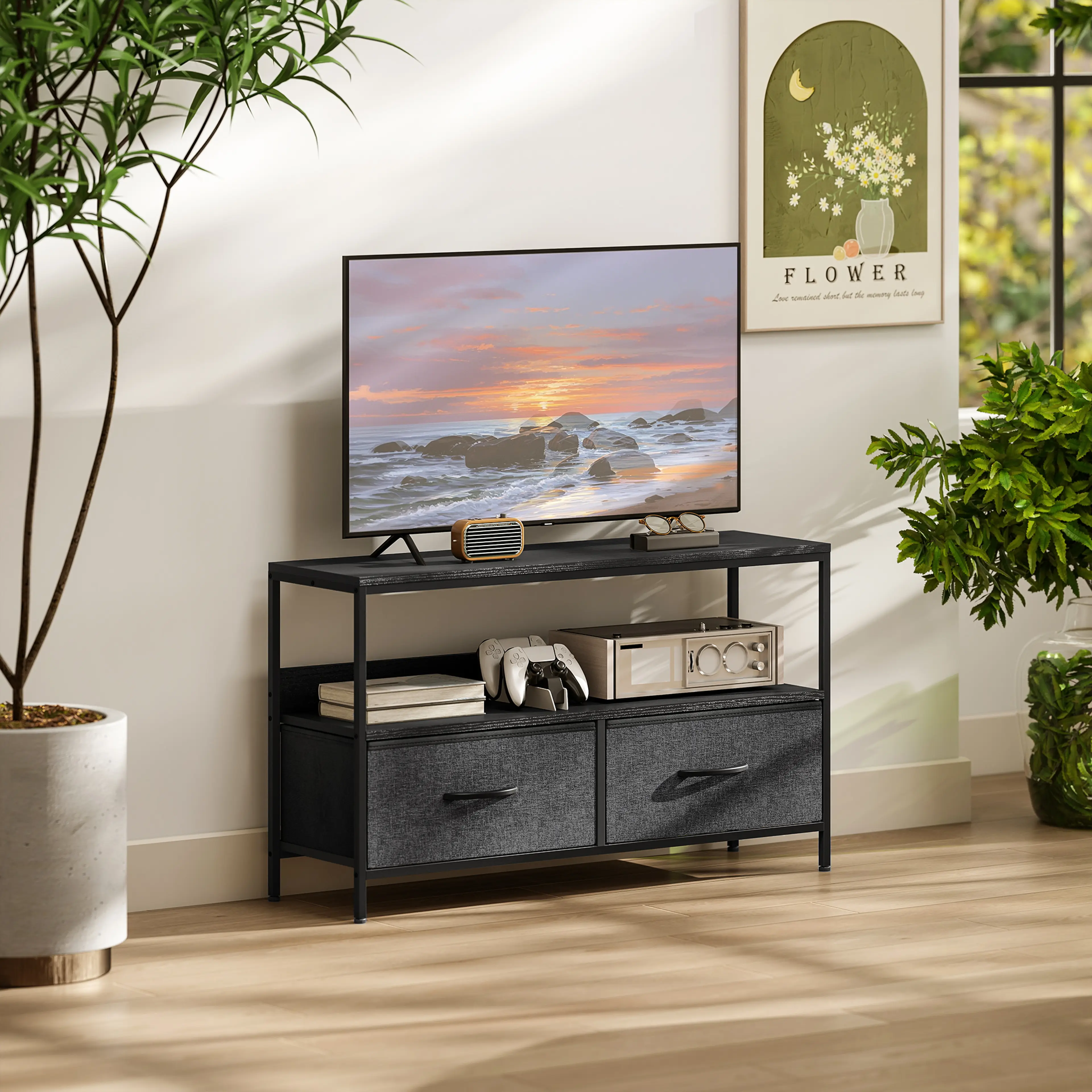 Tv-bänken med en tv, en spelkonsol och en förstärkare i ett ljust vardagsrum