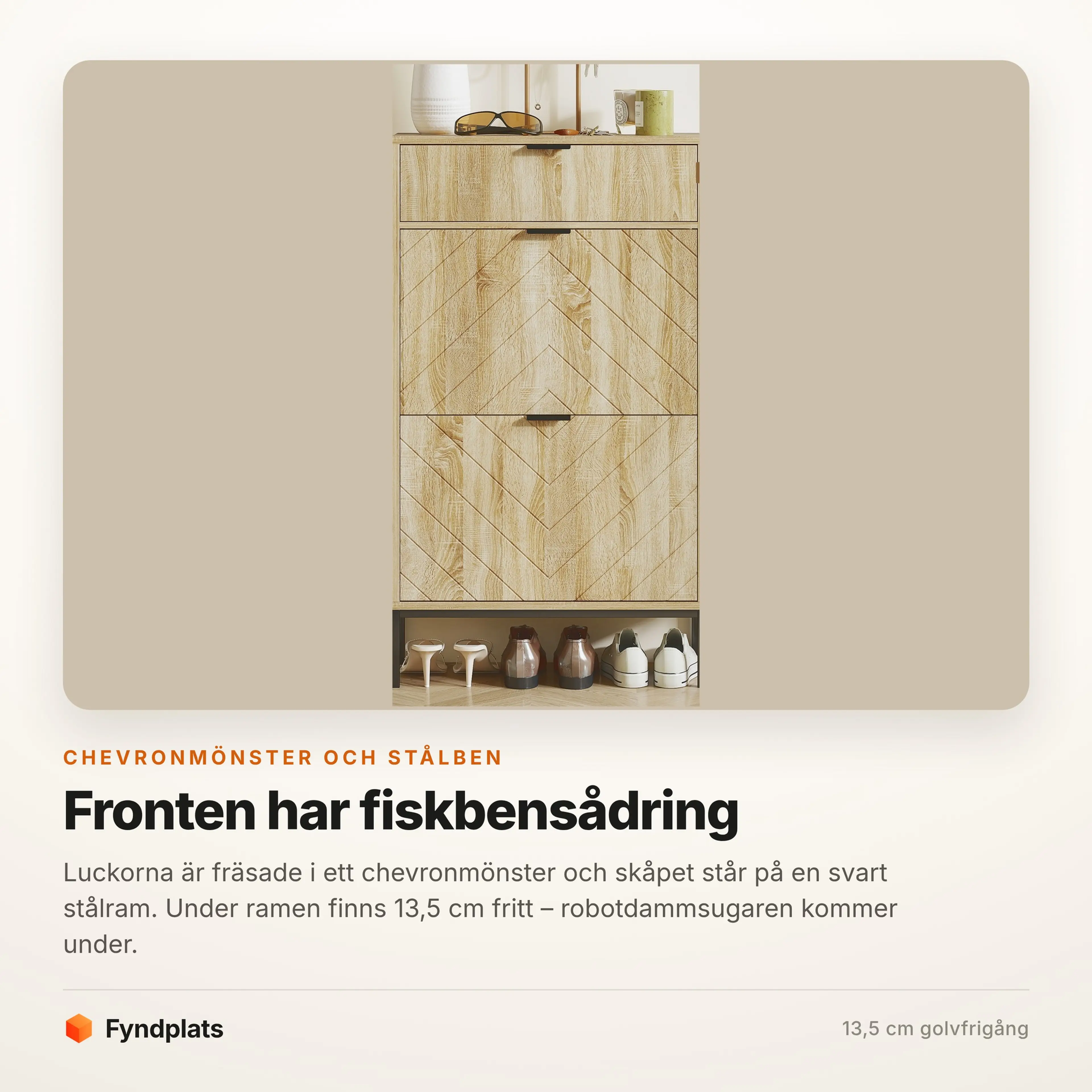 Skoskåpets front med fräst chevronmönster och svart stålram
