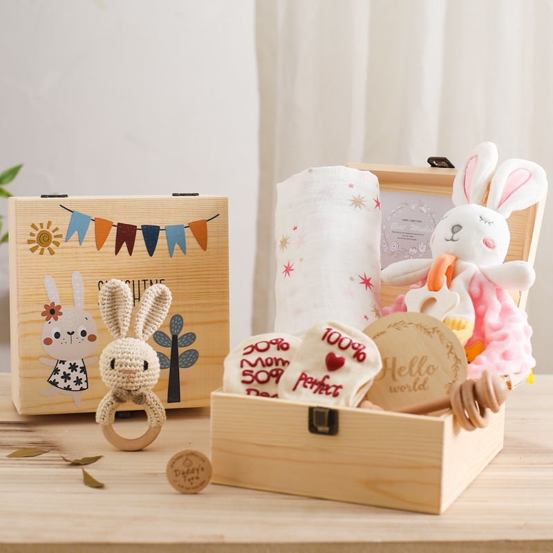 Miniatyrbild: Trägåvobox för bebis – handgjort presentset med rassel och snuttefilt