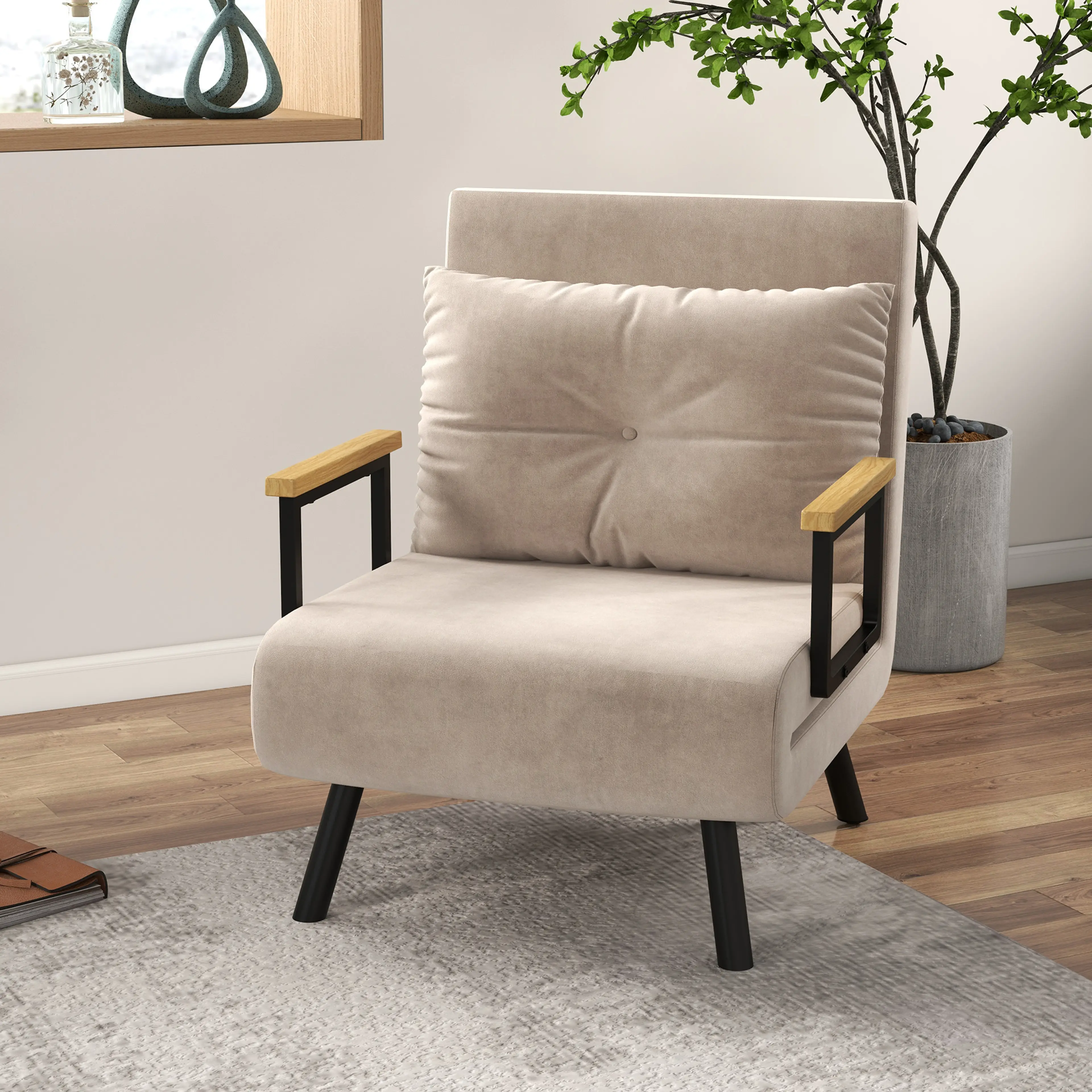 Bäddfåtöljen i beige uppställd som fåtölj i ett vardagsrum