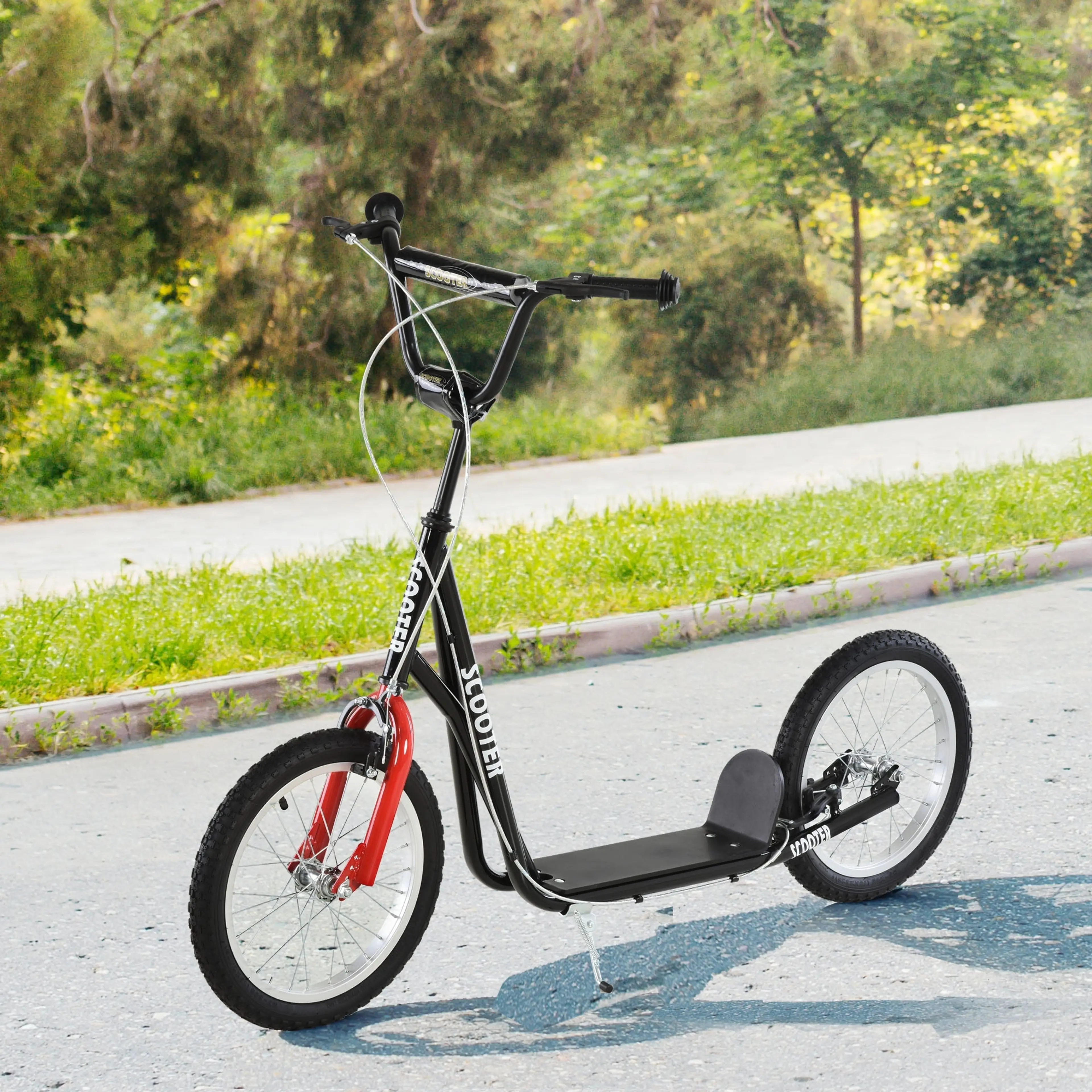 Den svarta sparkcykeln parkerad på stödbenet vid en asfaltsväg