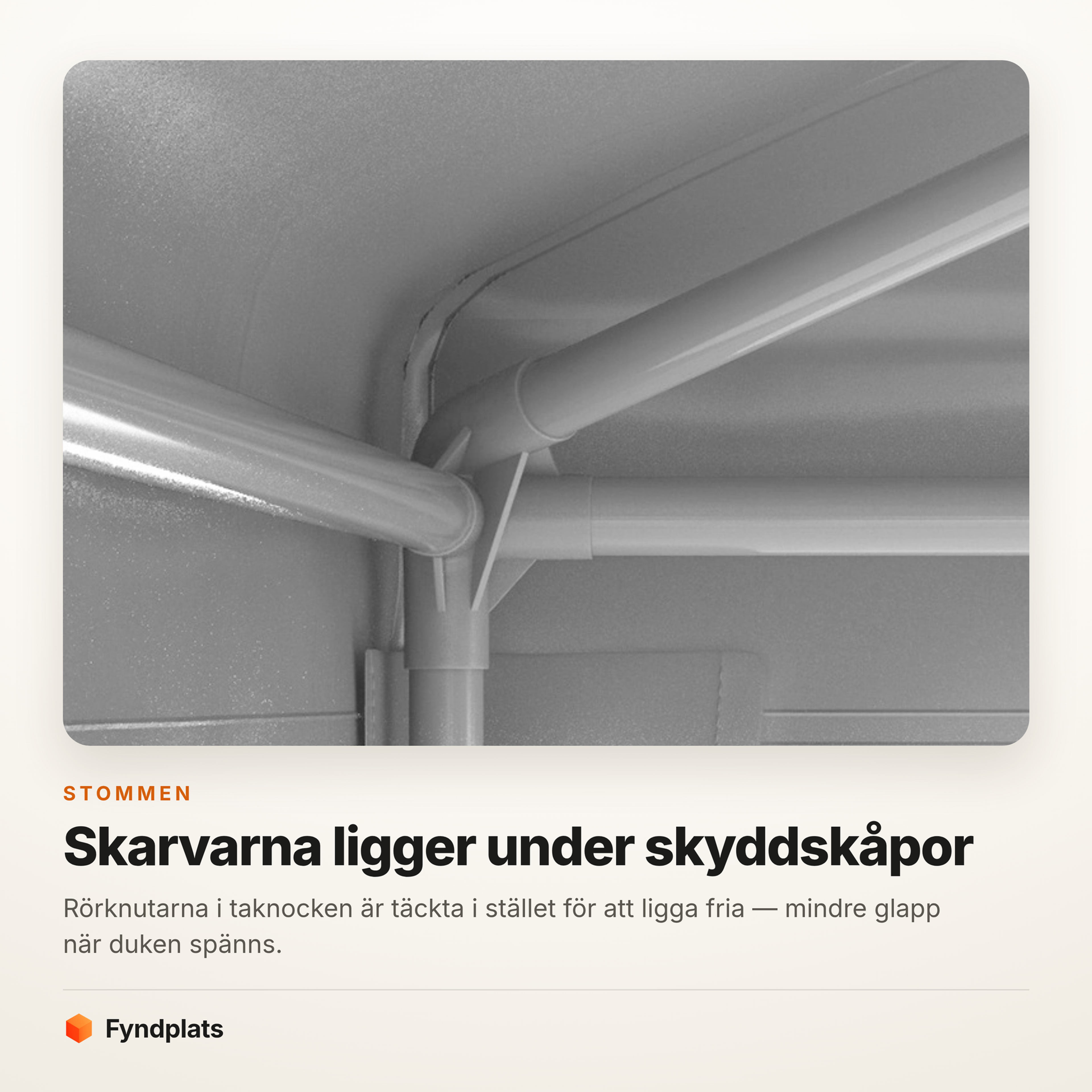 Närbild på taknocken där skyddskåpor täcker skarvarna mellan stålrören