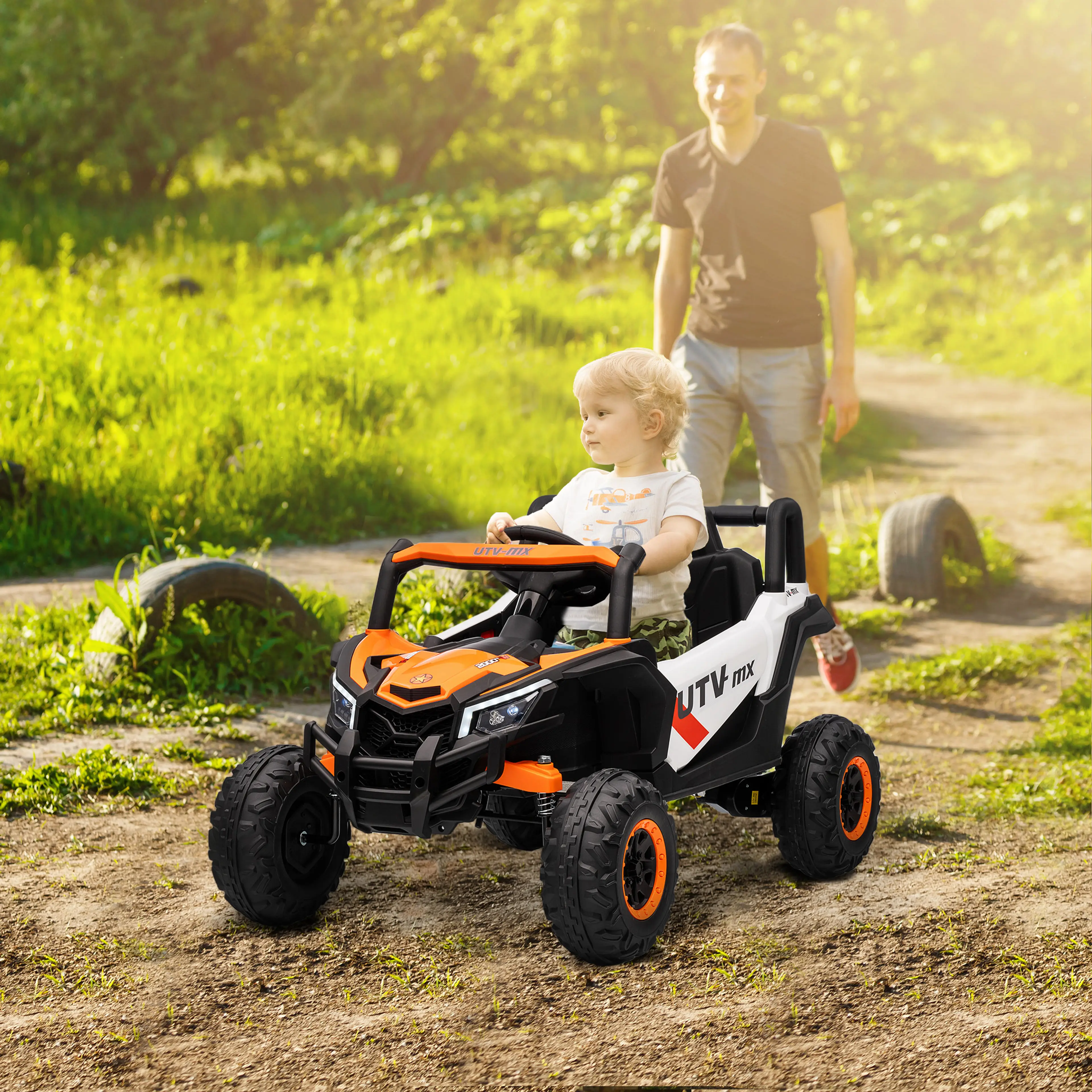 Barn som kör bilen på en grusstig med en vuxen bakom