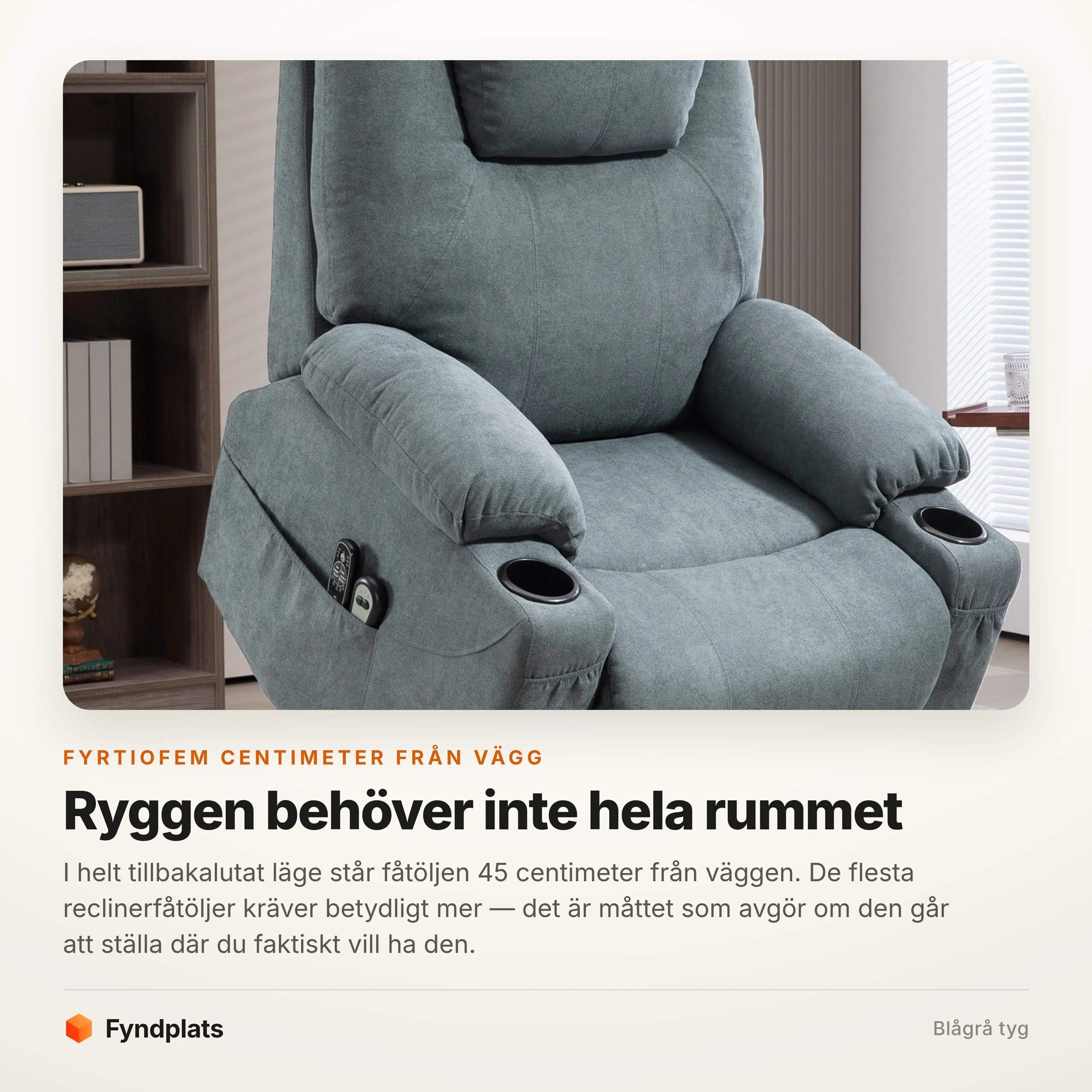 Fåtöljen sedd snett framifrån i ett vardagsrum