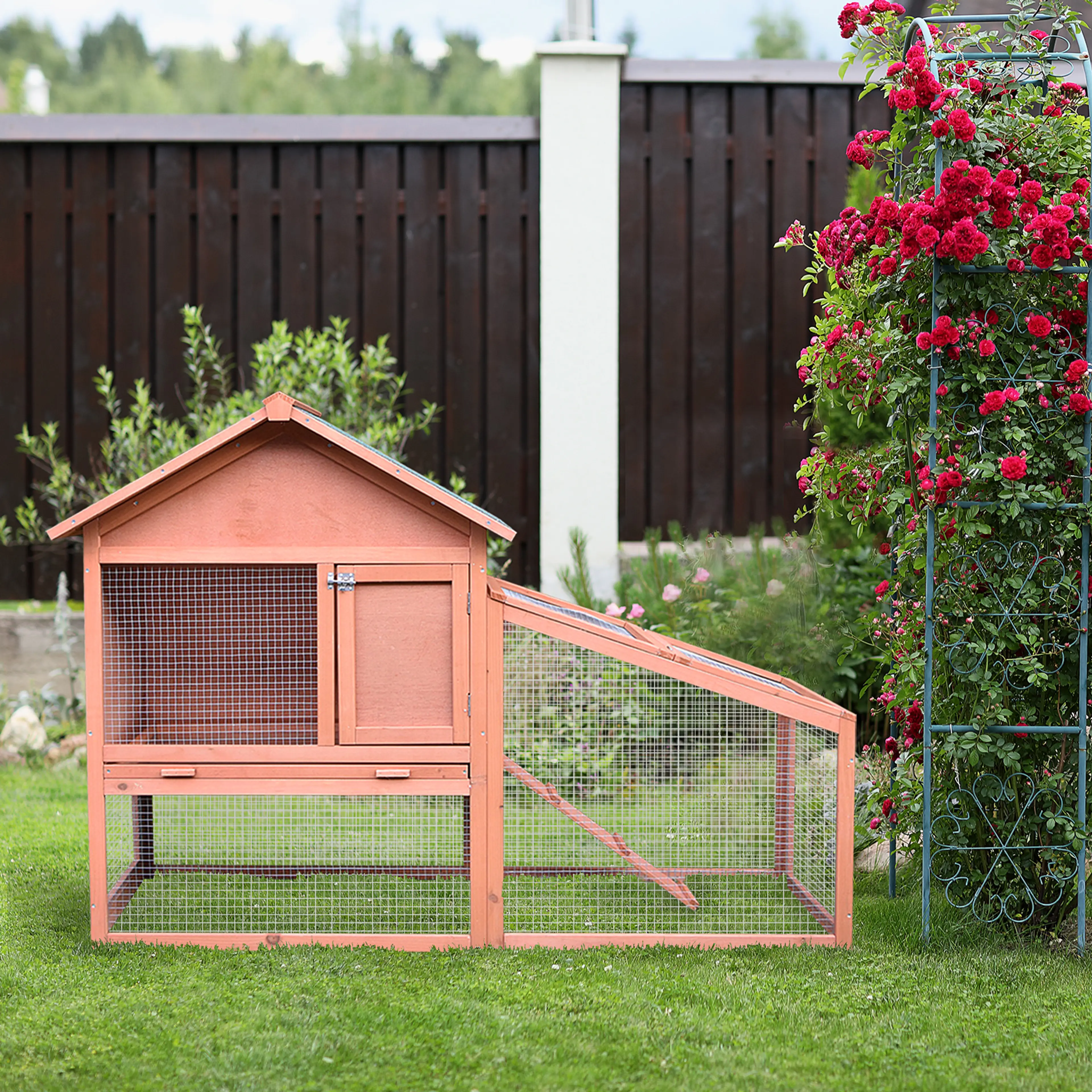 Kaninhus 144 cm på en gräsmatta i en trädgård