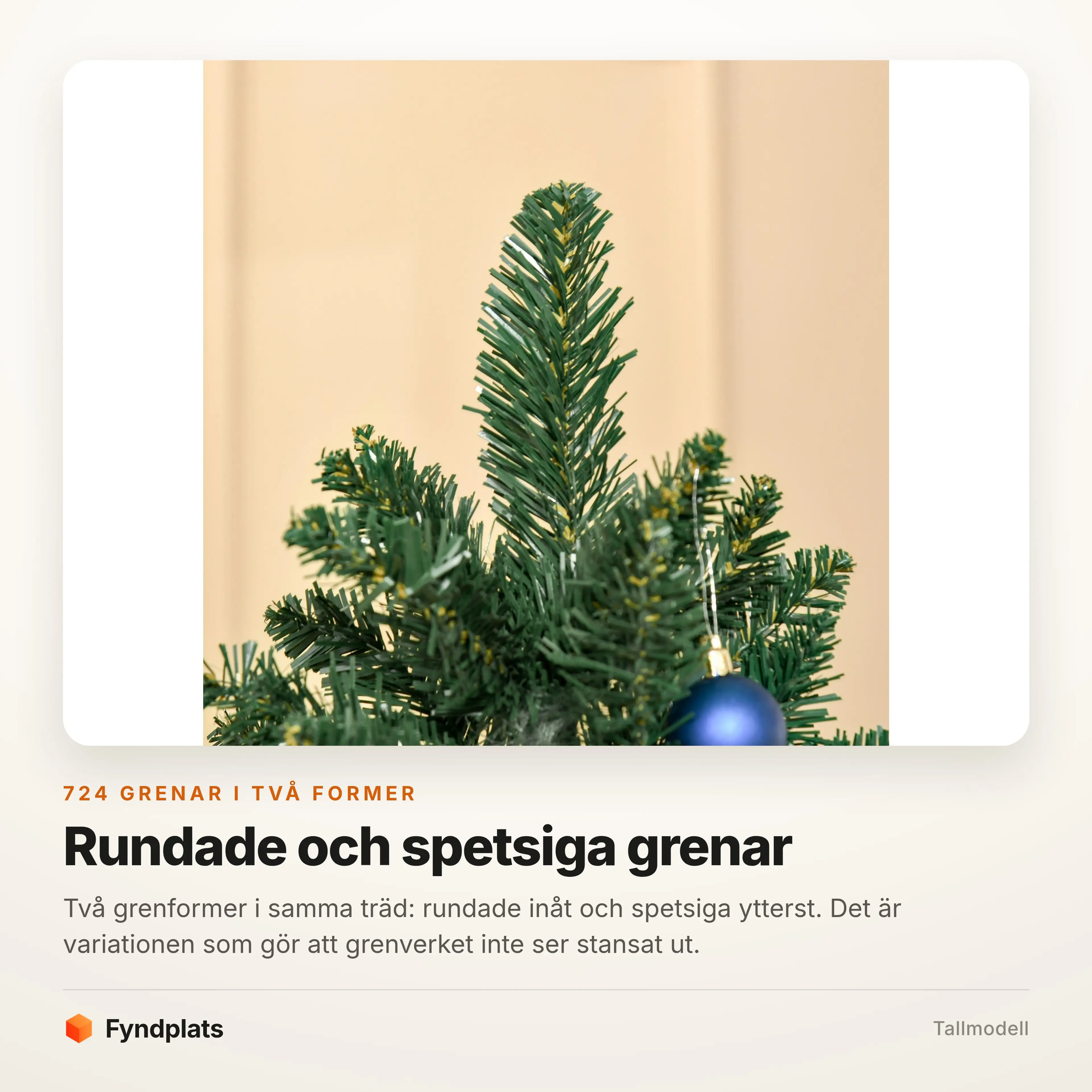 Närbild på grenverket med en blå julkula