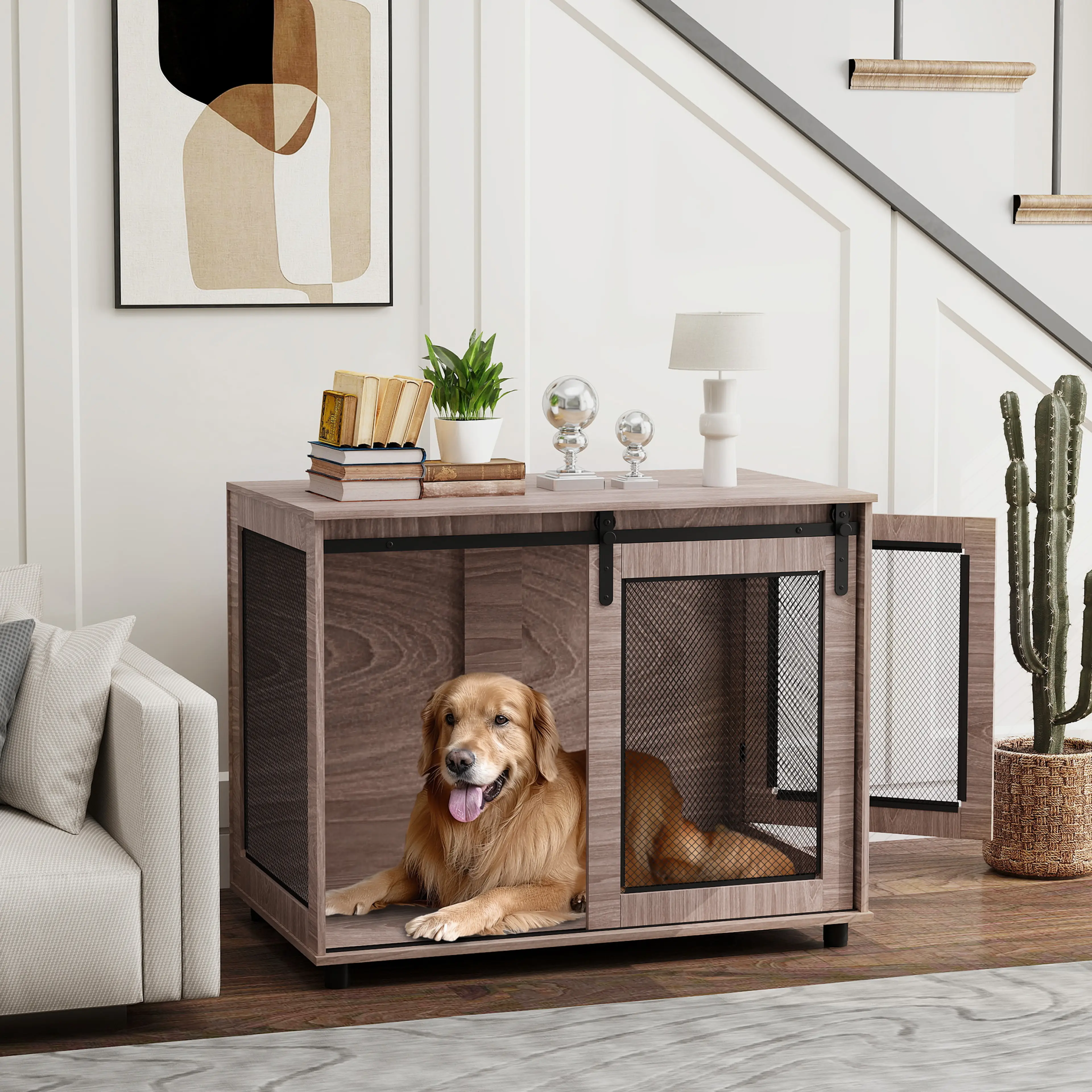 Hög hundbur i ett vardagsrum med en hund liggande inuti och dörren öppen