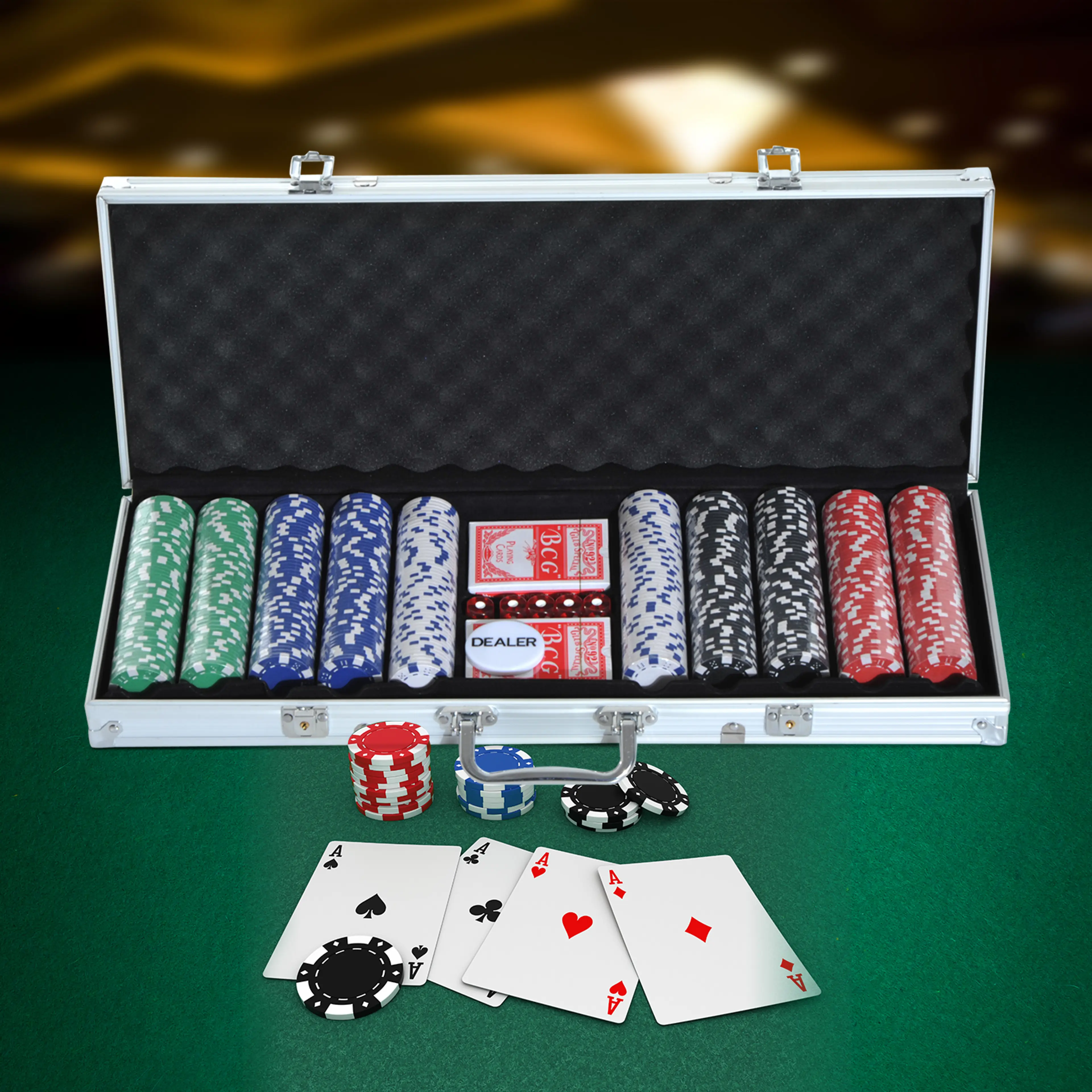 Pokersetet på ett grönt spelbord med marker och kort framför väskan