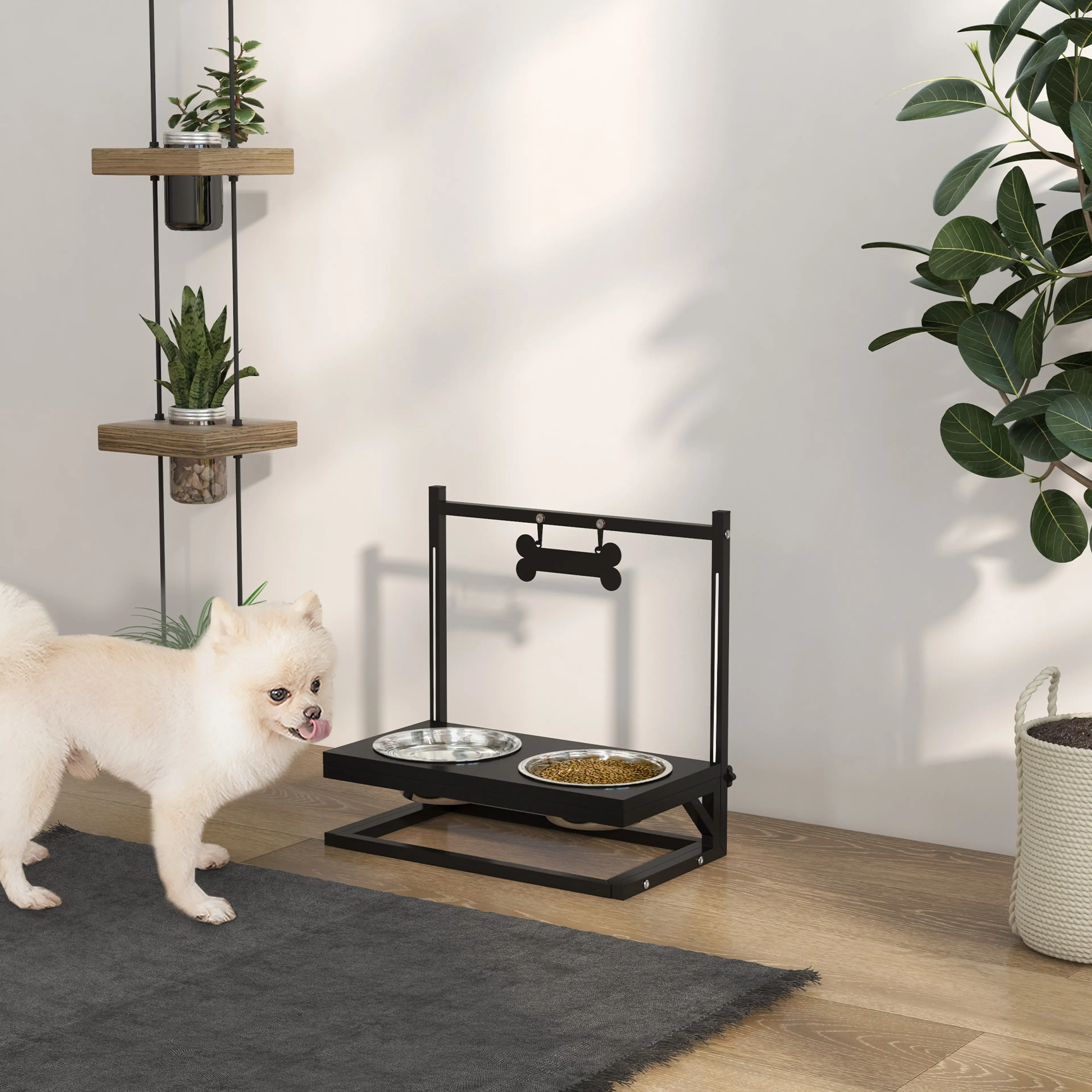 Liten vit hund äter ur den svarta matskålsstället i ett vardagsrum
