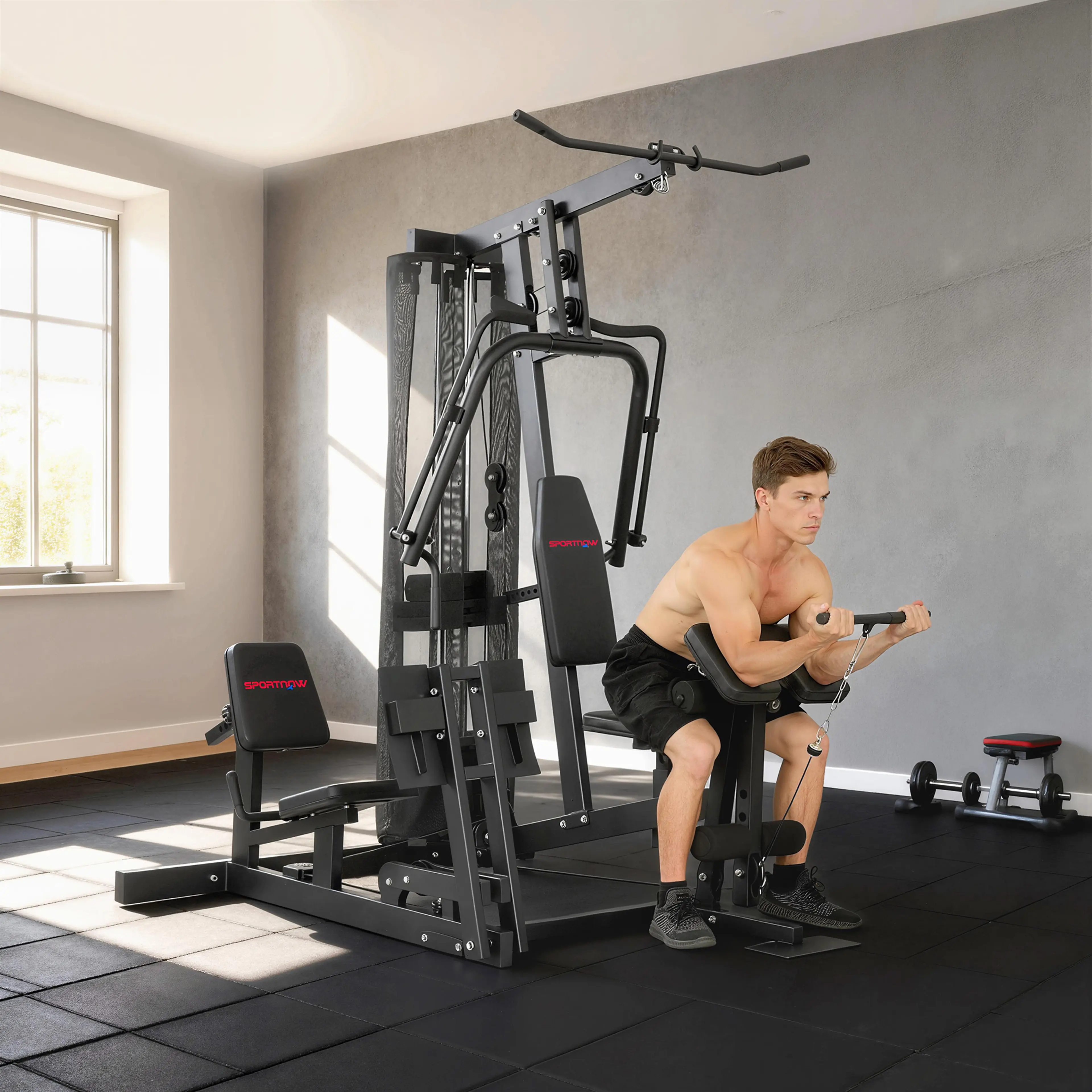 Person som tränar bicepscurl vid gymstationens sittplats