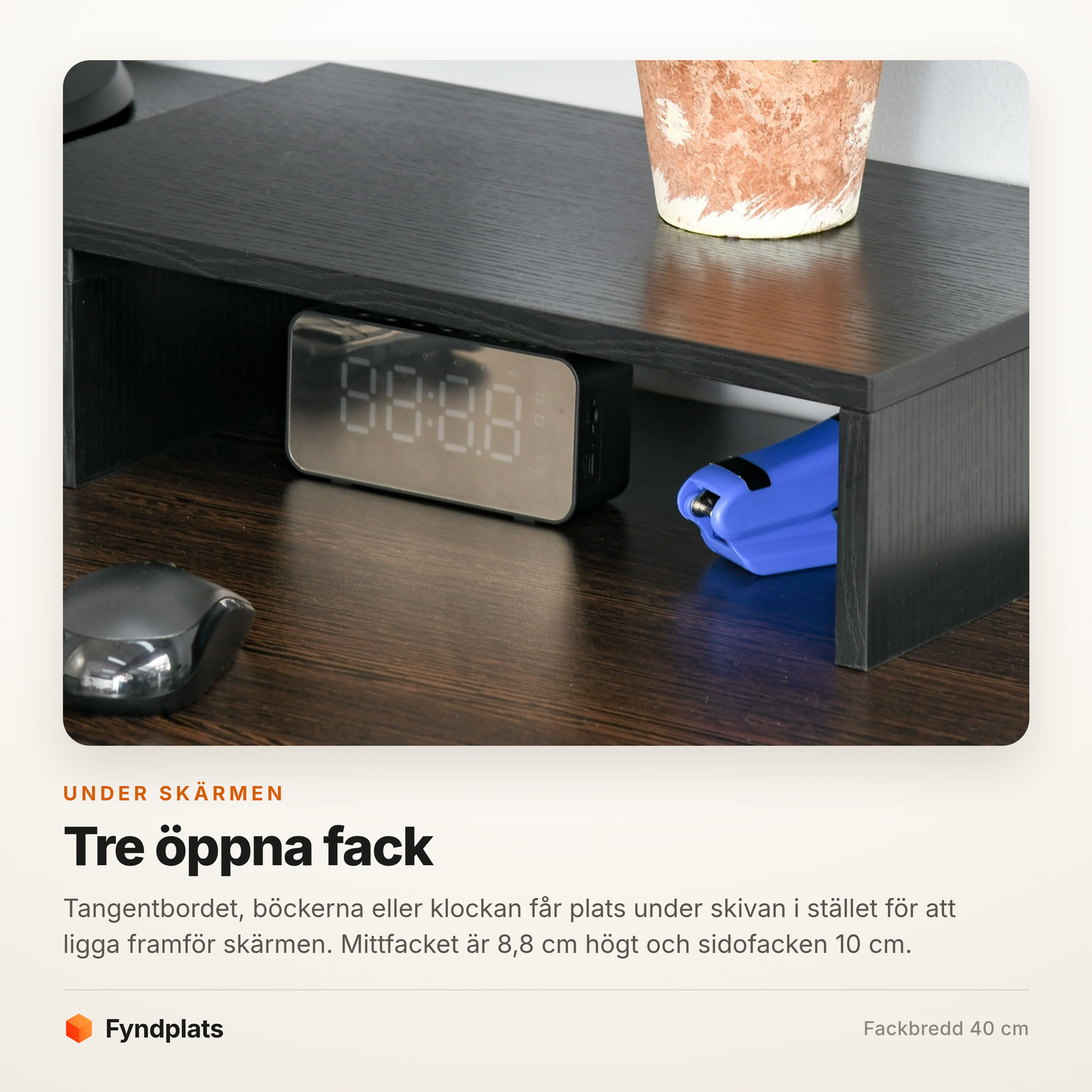 Tre öppna fack under skivan för tangentbord och småsaker