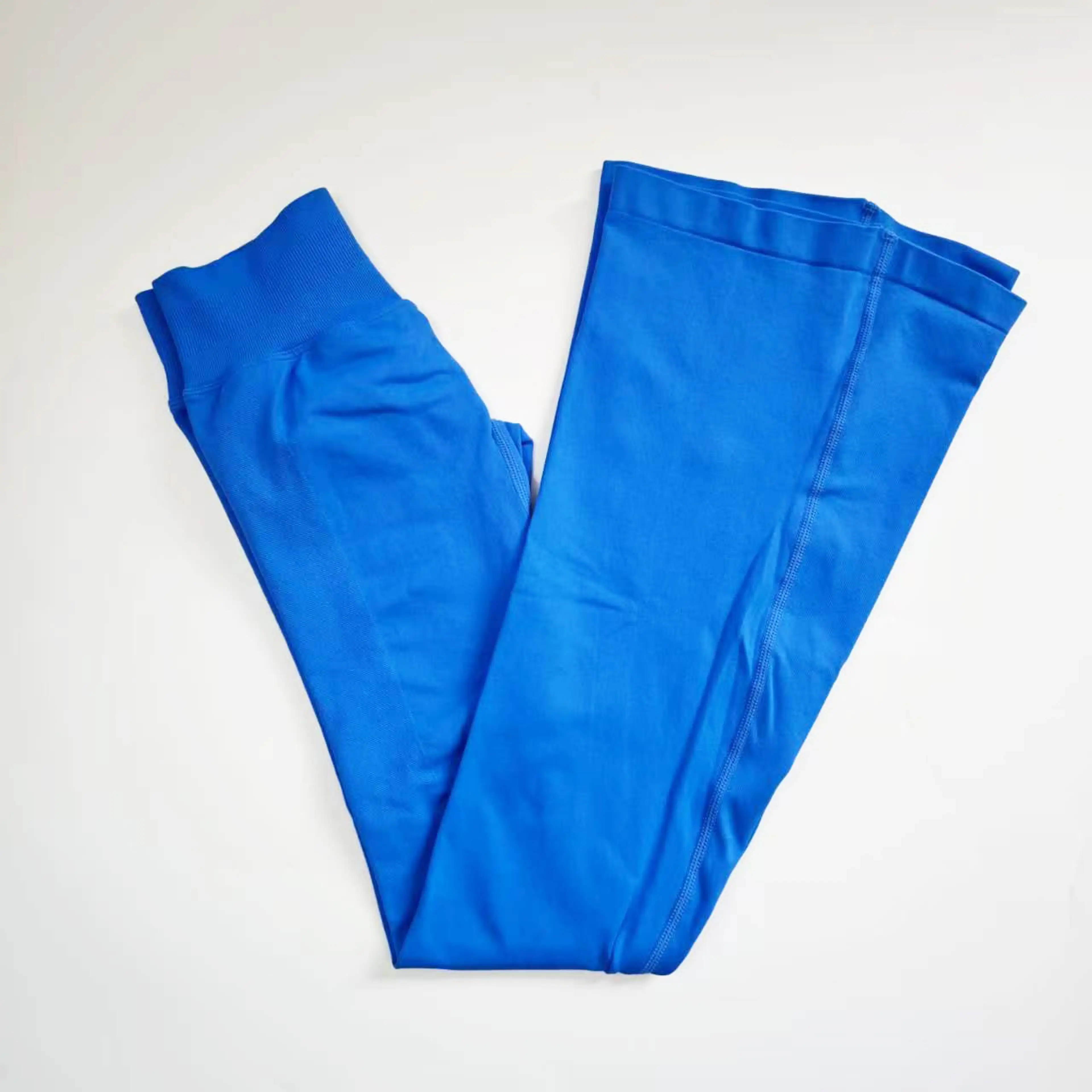 Kungsblå utsvängda leggings utlagda platt, färgnamn Elektrisk Blå